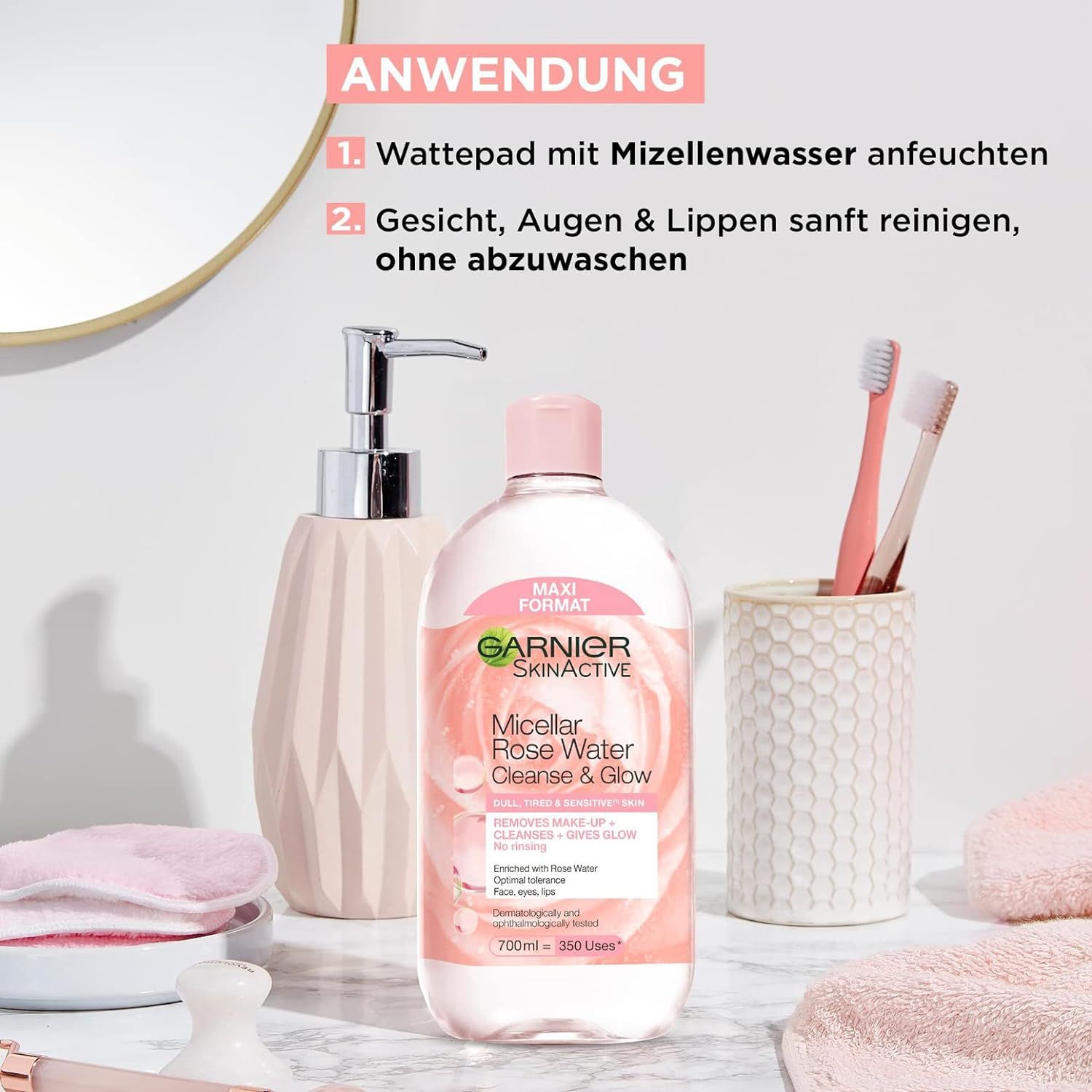 Produktflasche neben Seifenspender, Zahnbürsten und Wattepads. Anwendungshinweise: Wattepad anfeuchten, Gesicht reinigen.