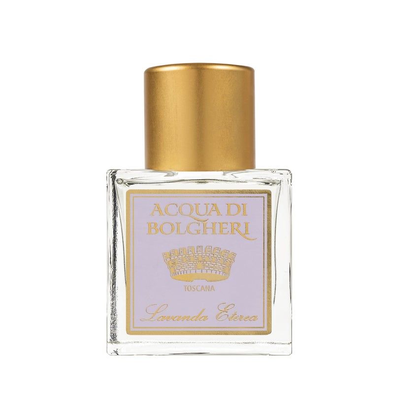 Quadratische Glasflasche mit goldfarbenem Verschluss. Etikett mit Schriftzug "Acqua di Bolgheri Toscana Lavanda Eterea".