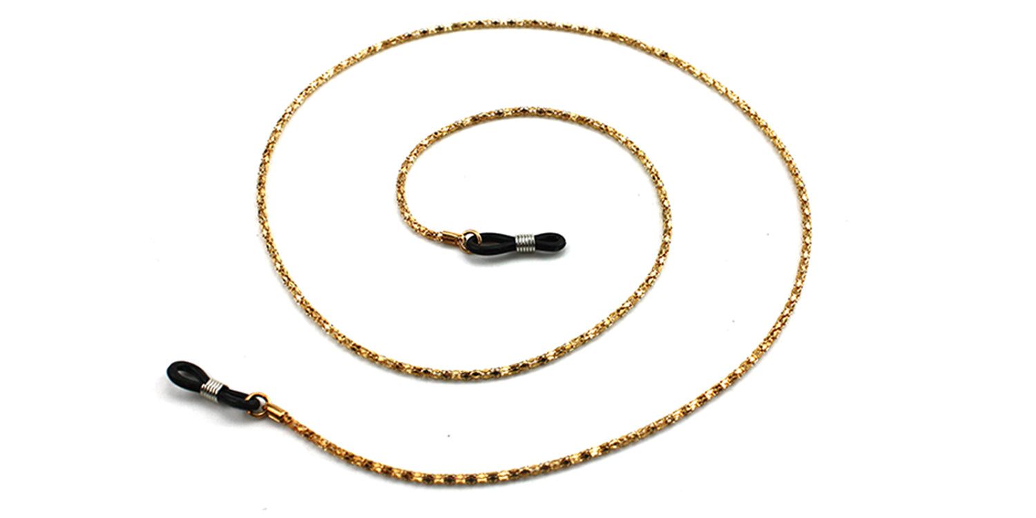 Goldfarbene Brillenkette mit schwarzen Gummischlaufen. Die Kette ist spiralförmig angeordnet.