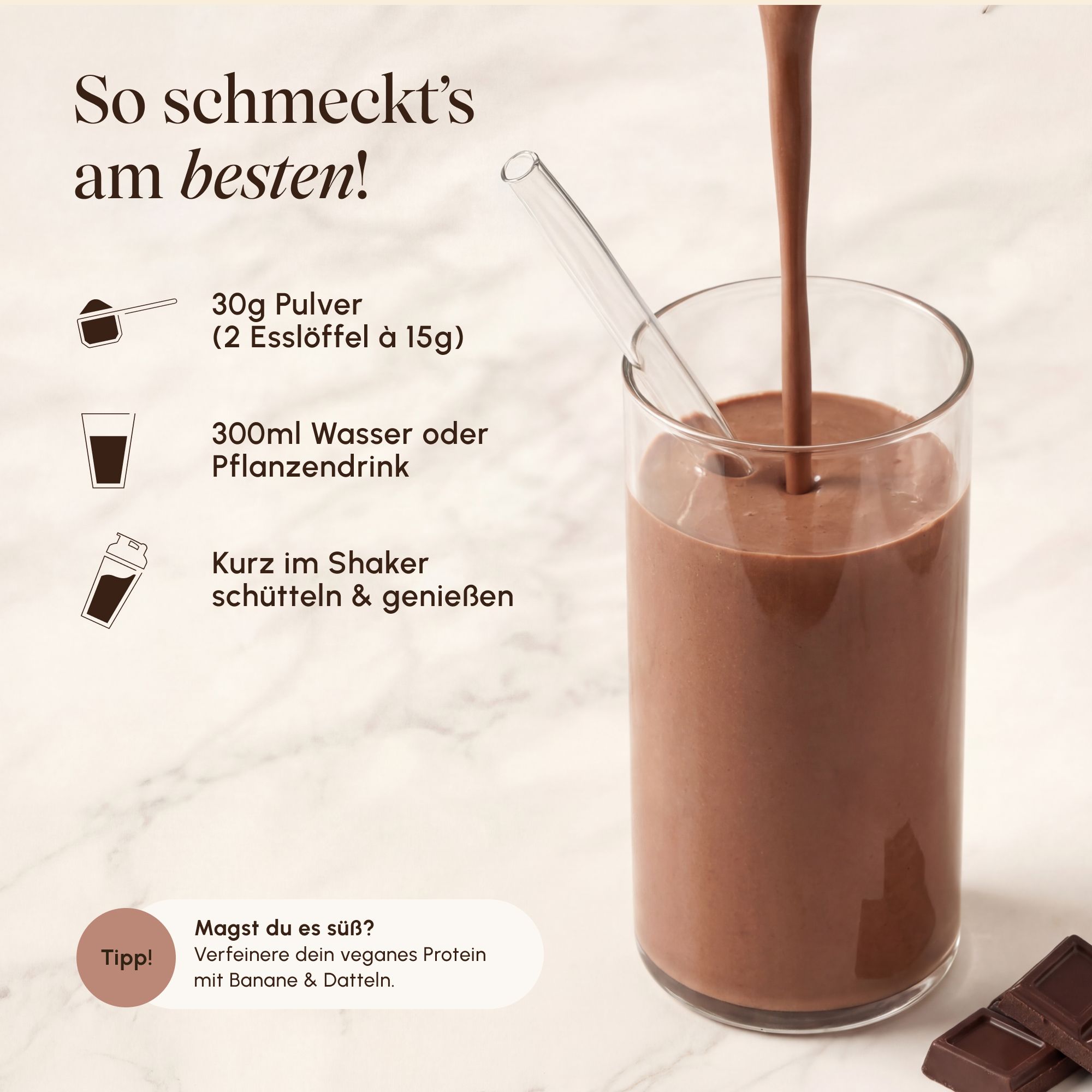 Schokoladen-Proteinshake wird in ein Glas gegossen. Zubereitungsschritte sind abgebildet.