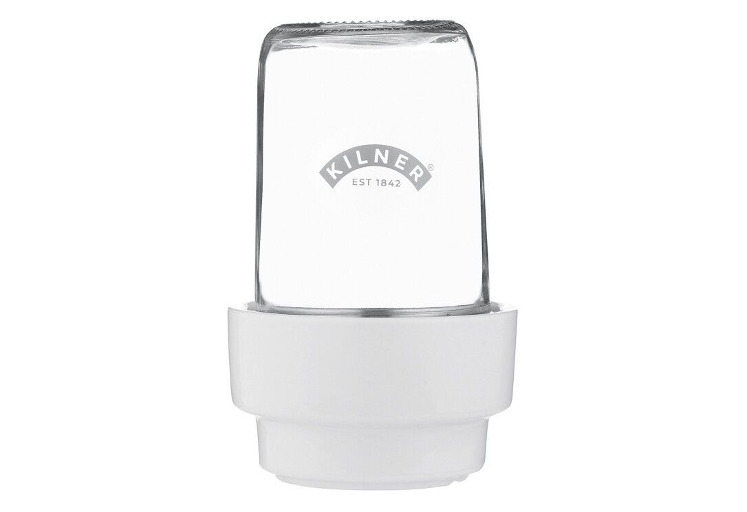 Klarglas-Sprossenglas auf weißem Sockel. Logo: KILNER EST 1842. Glas mit Sprossen gefüllt.