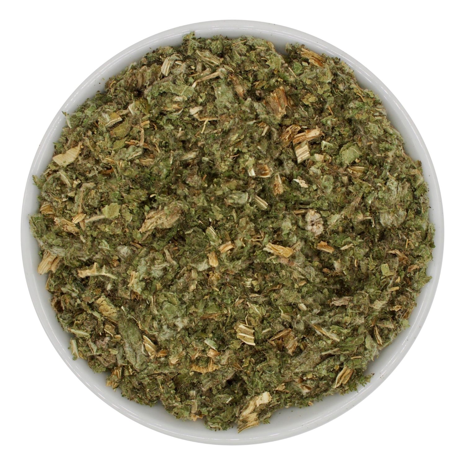 Weiße Schale gefüllt mit getrockneten, zerkleinerten Artischockenblättern. Nahaufnahme, Draufsicht.