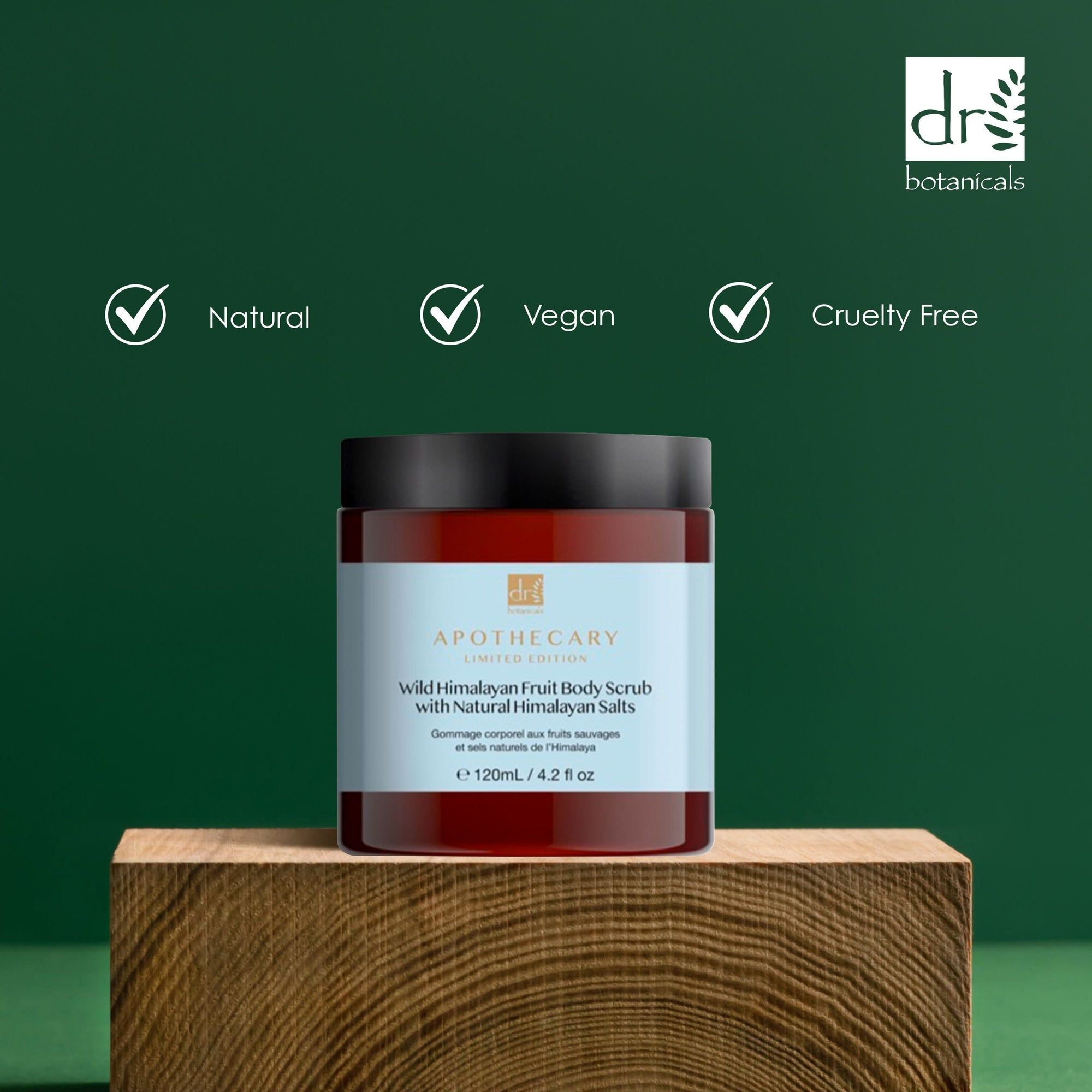 Produkt auf Holzblock. Aufschrift: Wild Himalayan Fruit Body Scrub mit natürlichen Himalaya-Salzen. Logos: Natural, Vegan, Cruelty Free.