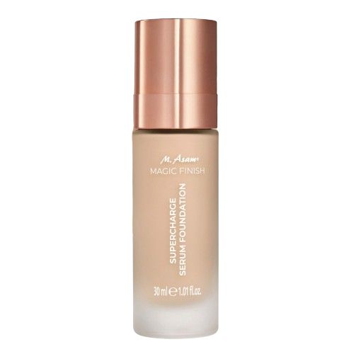 Flakon mit Serum Foundation. Marke: M. Asam. Produktname: Magic Finish Supercharge Serum Foundation. Farbton: Creamy Nude. 30 ml.