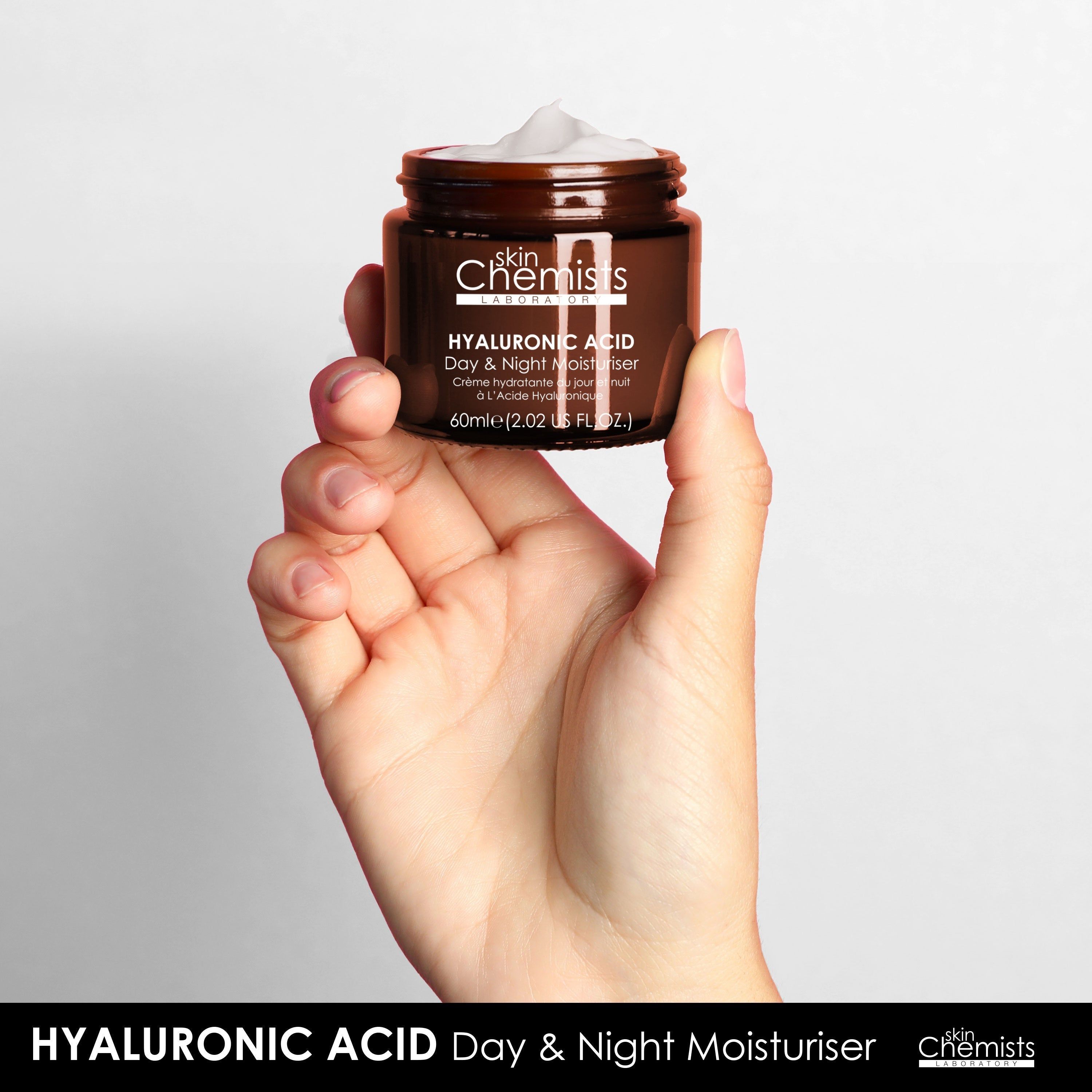 Brauner Glastiegel in einer Hand. Aufschrift: HYALURONIC ACID Day & Night Moisturiser. 60ml. Produkt in einer Hand gehalten.