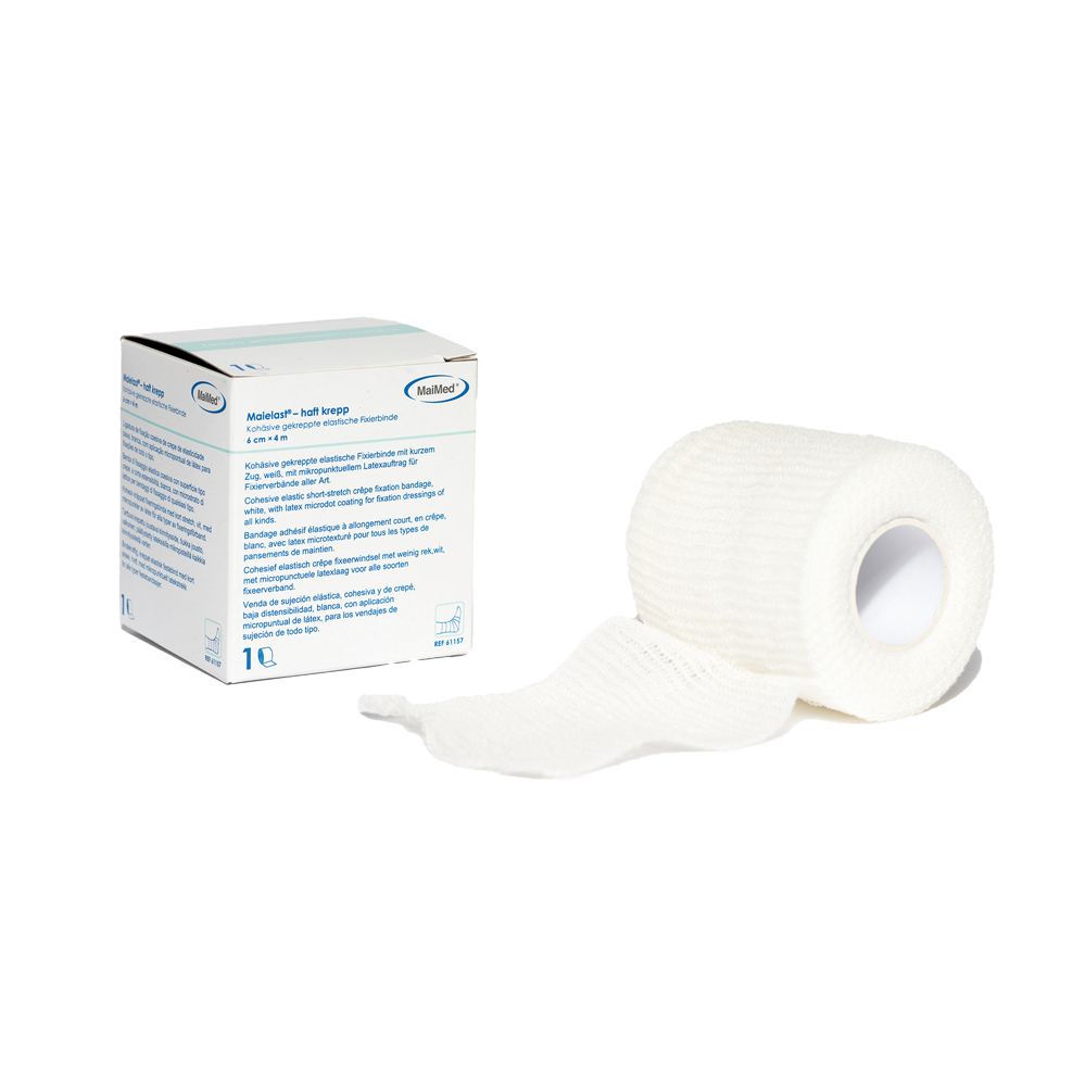 Weiße, elastische Fixierbinde, gerollt und teilweise abgerollt. Daneben eine weiße Verpackung mit Produktinformationen und Logo.