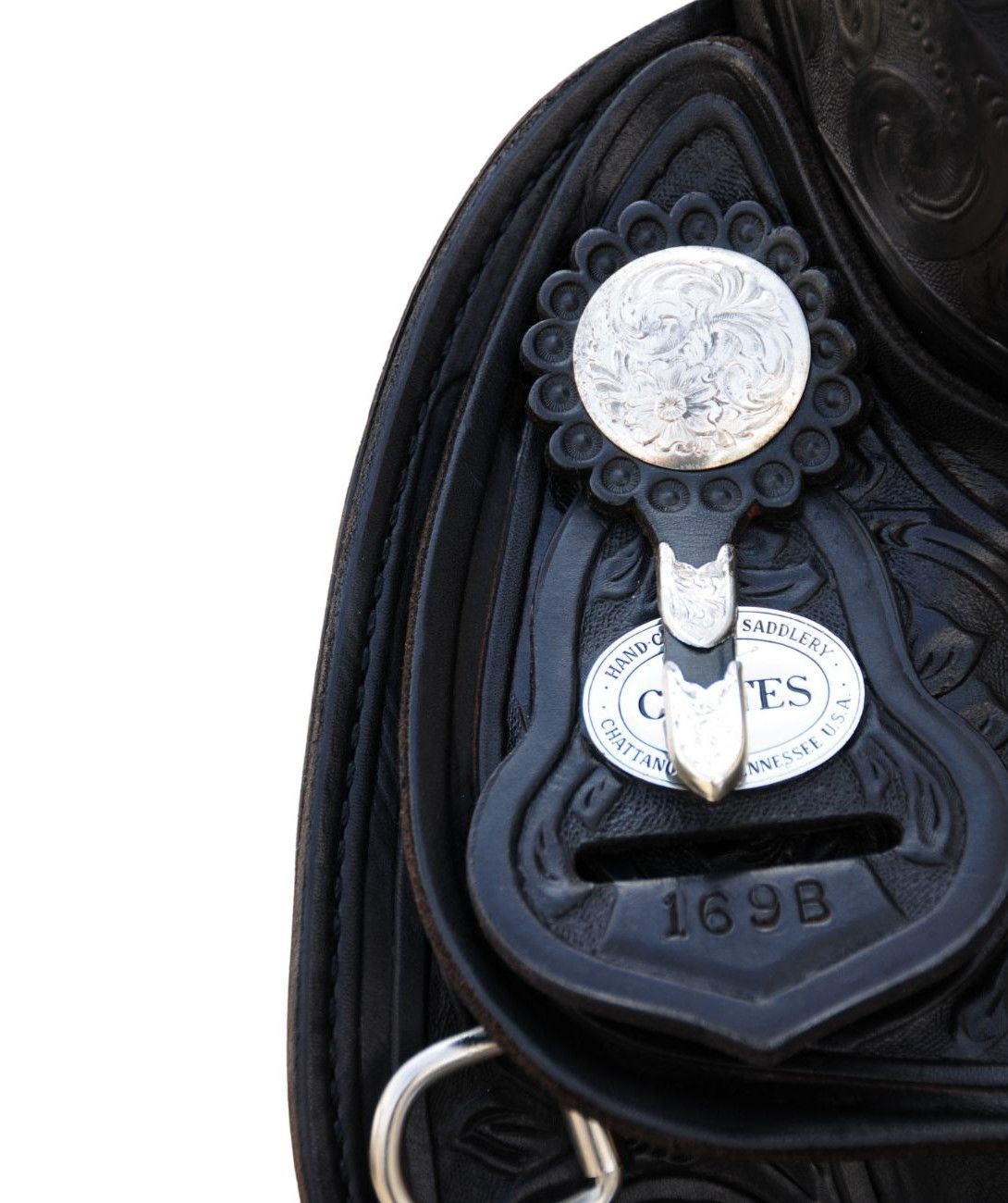 Detailansicht eines schwarzen Westernsattels. Sichtbar sind das Logo und die Prägung "GATES SADDLERY".