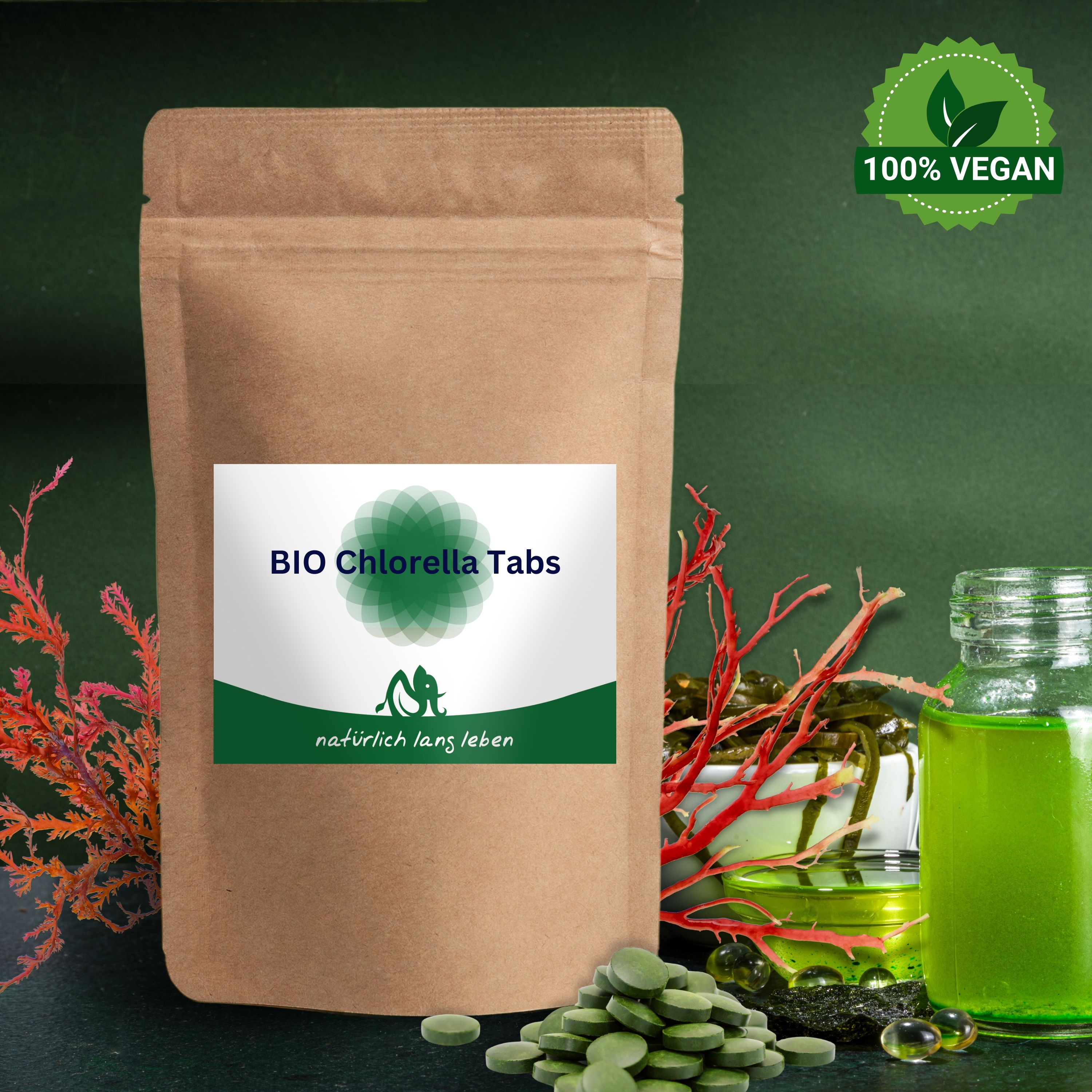 Braune Papiertüte mit Etikett "BIO Chlorella Tabs". Daneben grüne Tabletten, Glasflasche und 100% Vegan-Siegel.