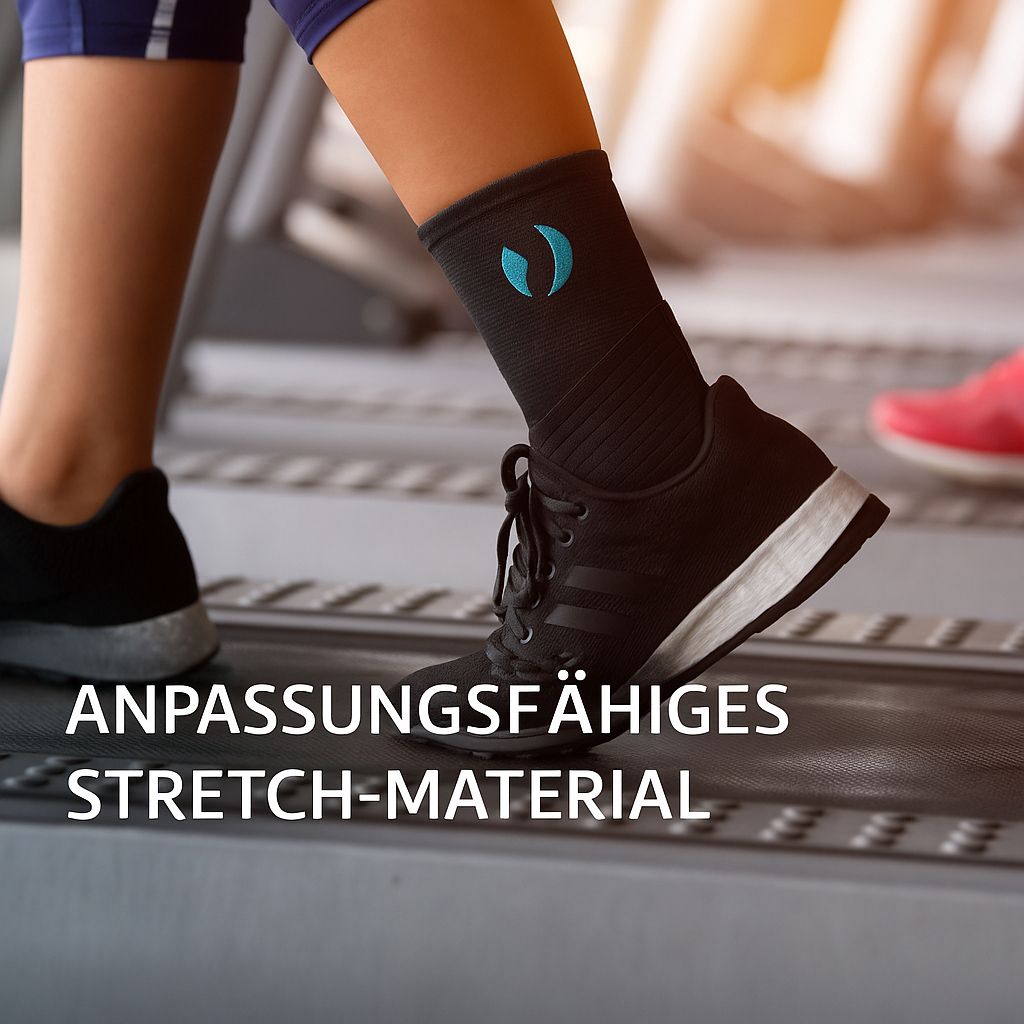Person auf Laufband mit schwarzer Sprunggelenkbandage. Anpassungsfähiges Stretch-Material. Blaues Logo.