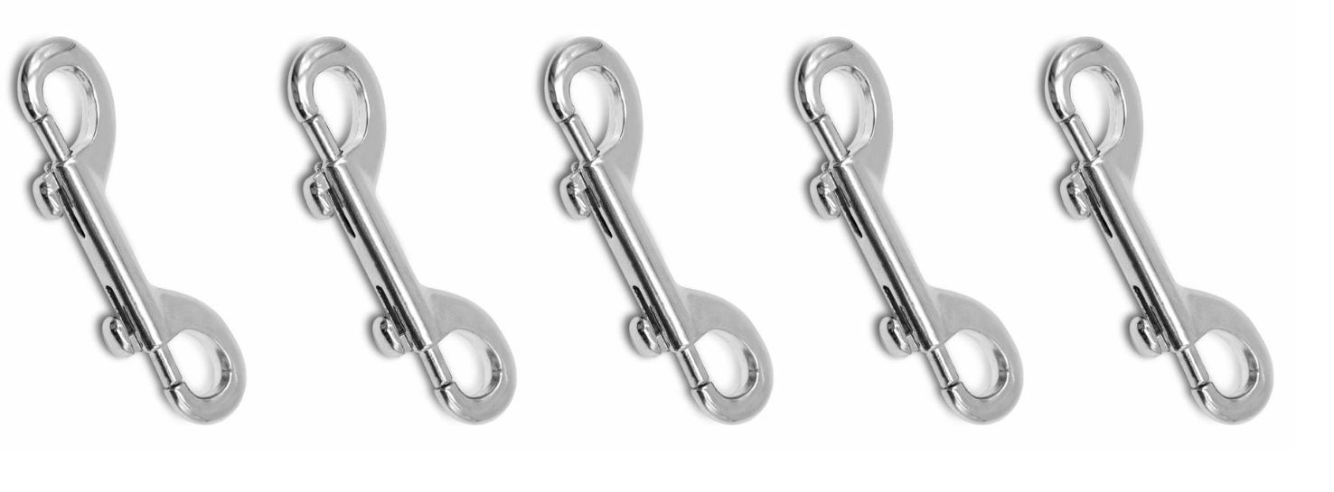 Fünf silberfarbene Doppelkarabinerhaken.