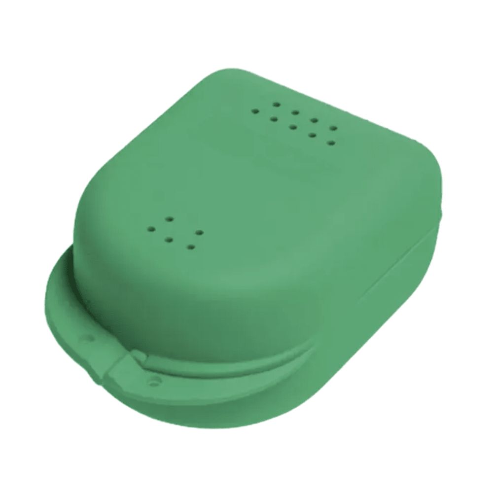 Grüne Zahnspangenbox mit Belüftungslöchern und Schnappverschluss.