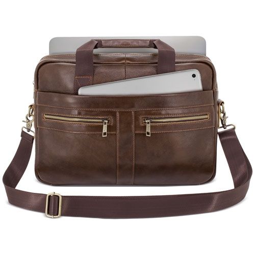 Braune Ledertasche mit Reißverschlüssen, Tragegriff und Schulterriemen. Tablet und Laptop im Inneren.
