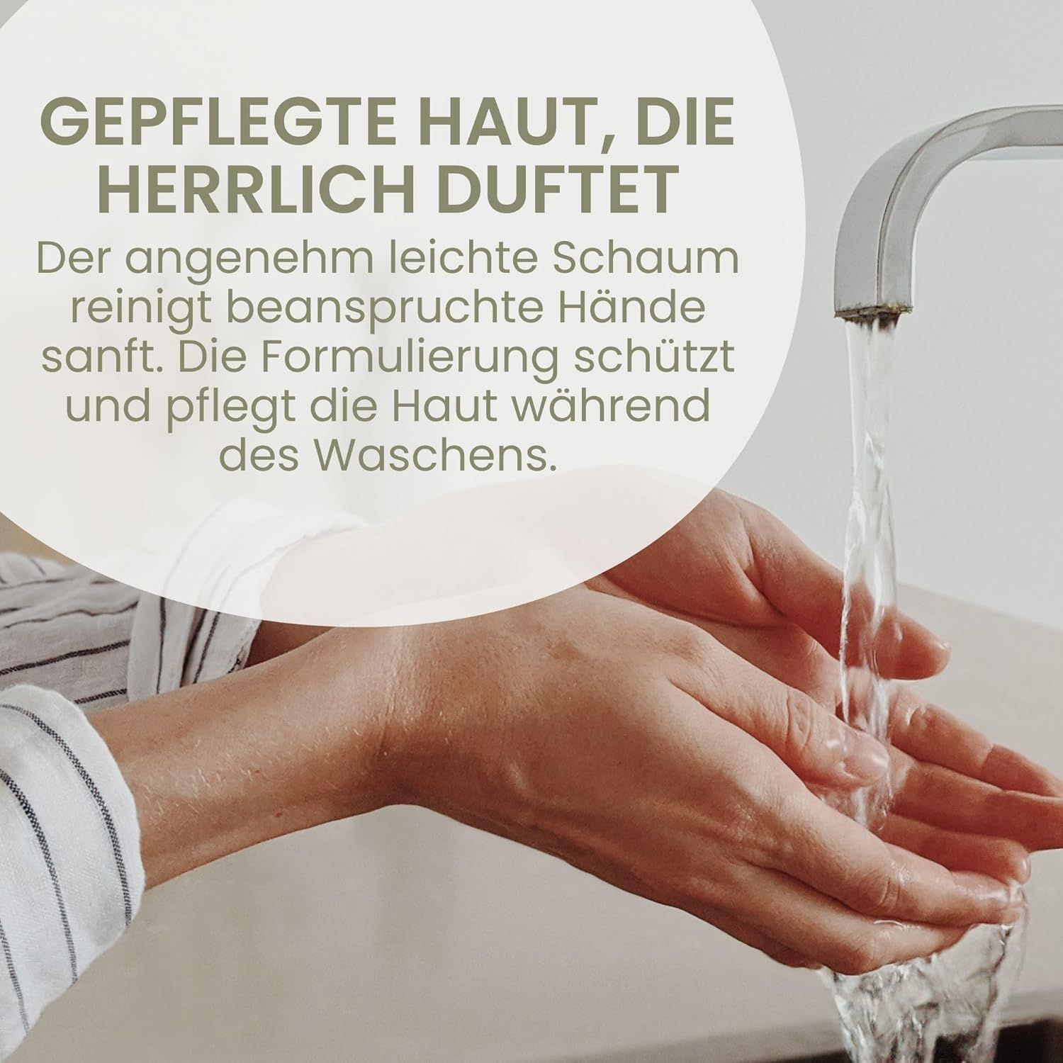 Hände unter fließendem Wasser. Im Hintergrund ein Wasserhahn. Keine Produktinformationen sichtbar.