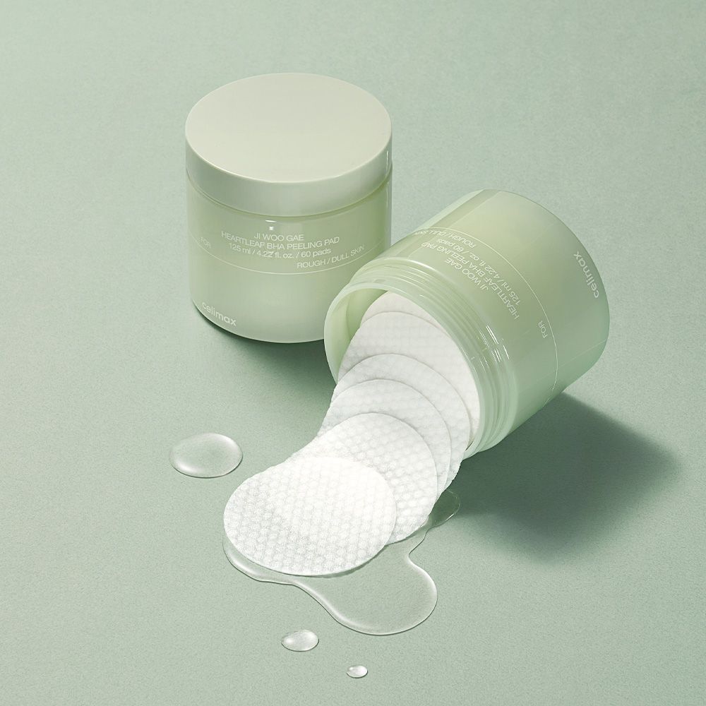 Ein offener Behälter mit Celimax Heartleaf BHA Peeling Pads und verschütteter Flüssigkeit.