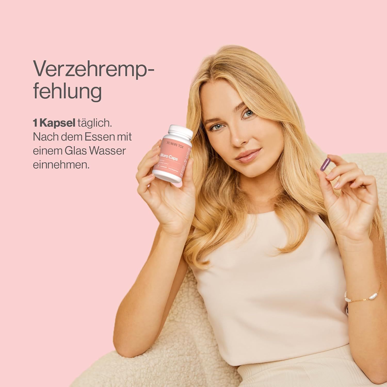 Frau hält eine Flasche "Tummy Tox Moro Caps" und eine Kapsel. Einnahme: 1 Kapsel täglich nach dem Essen mit Wasser.