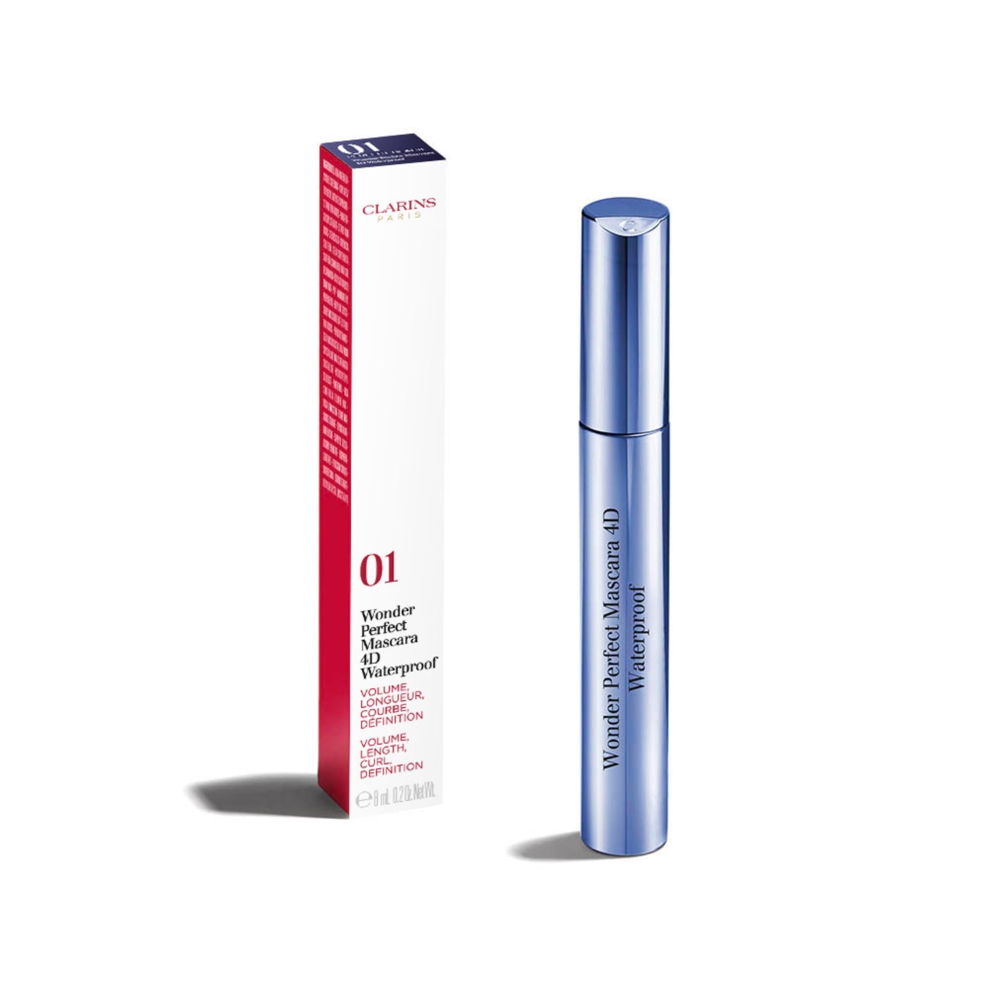 Clarins Wonder Perfect Mascara 4D Waterproof und Verpackung. Blaue Mascarahülse und Verpackung nebeneinander. Produktname sichtbar.
