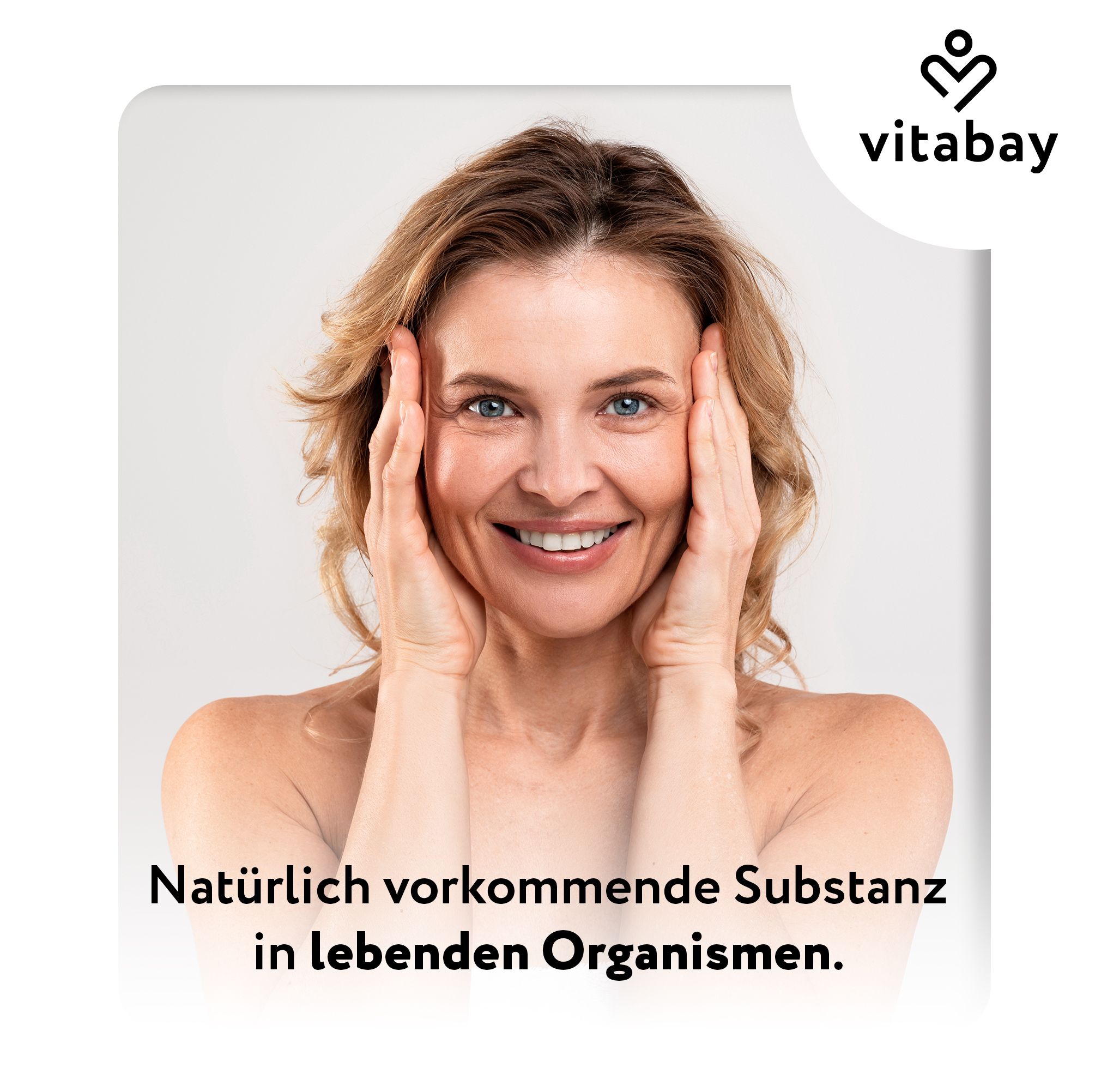 Porträt einer Frau, die ihre Hände an ihren Wangen hat. Text: Natürlich vorkommende Substanz in lebenden Organismen. Vitabay Logo.
