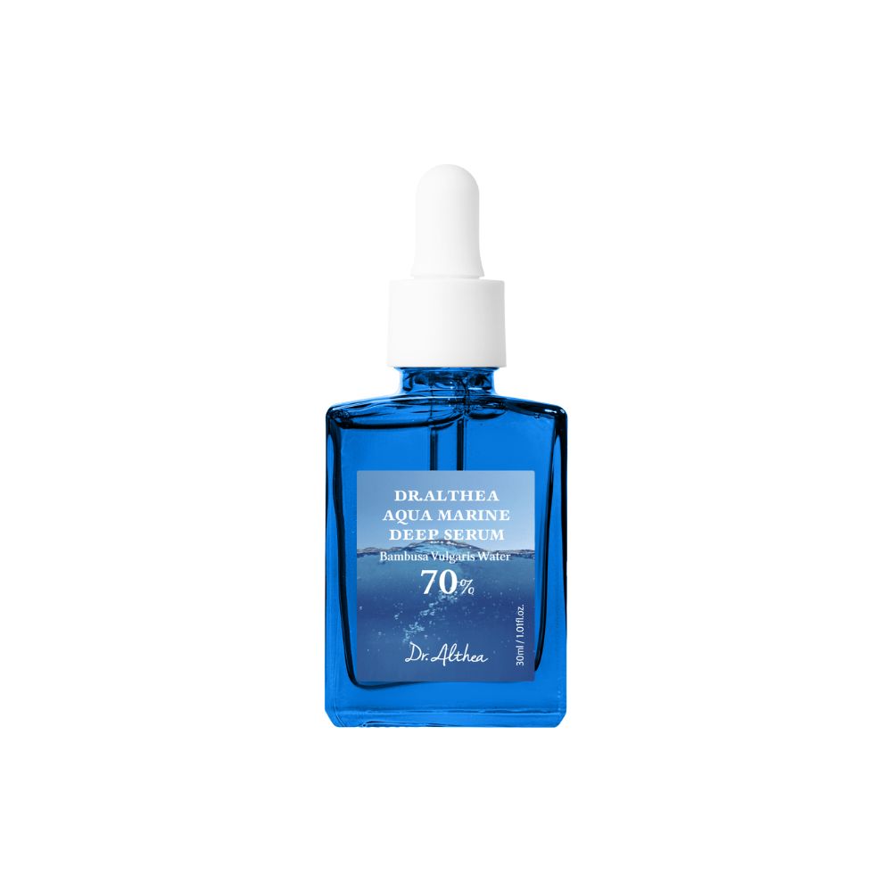 Blaue Serumflasche mit weißem Deckel. Aufschrift: Dr. Althea Aqua Marine Deep Serum, 70%.
