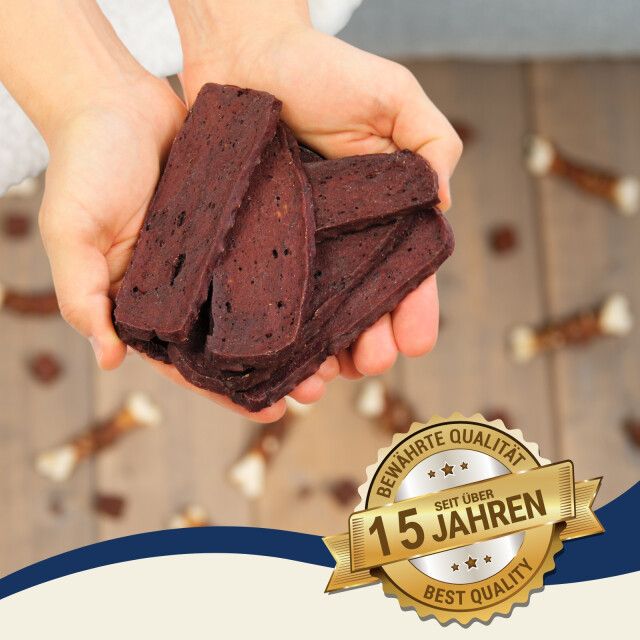 Hände halten eine Portion Rindfleischstreifen. Qualitäts-Siegel: Bewährte Qualität seit 15 Jahren.