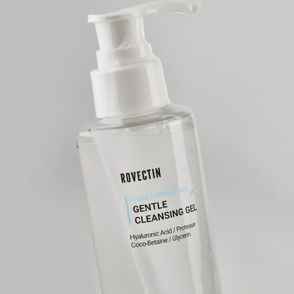 Transparente Flasche mit Pumpe. Aufschrift: Gentle Cleansing Gel.