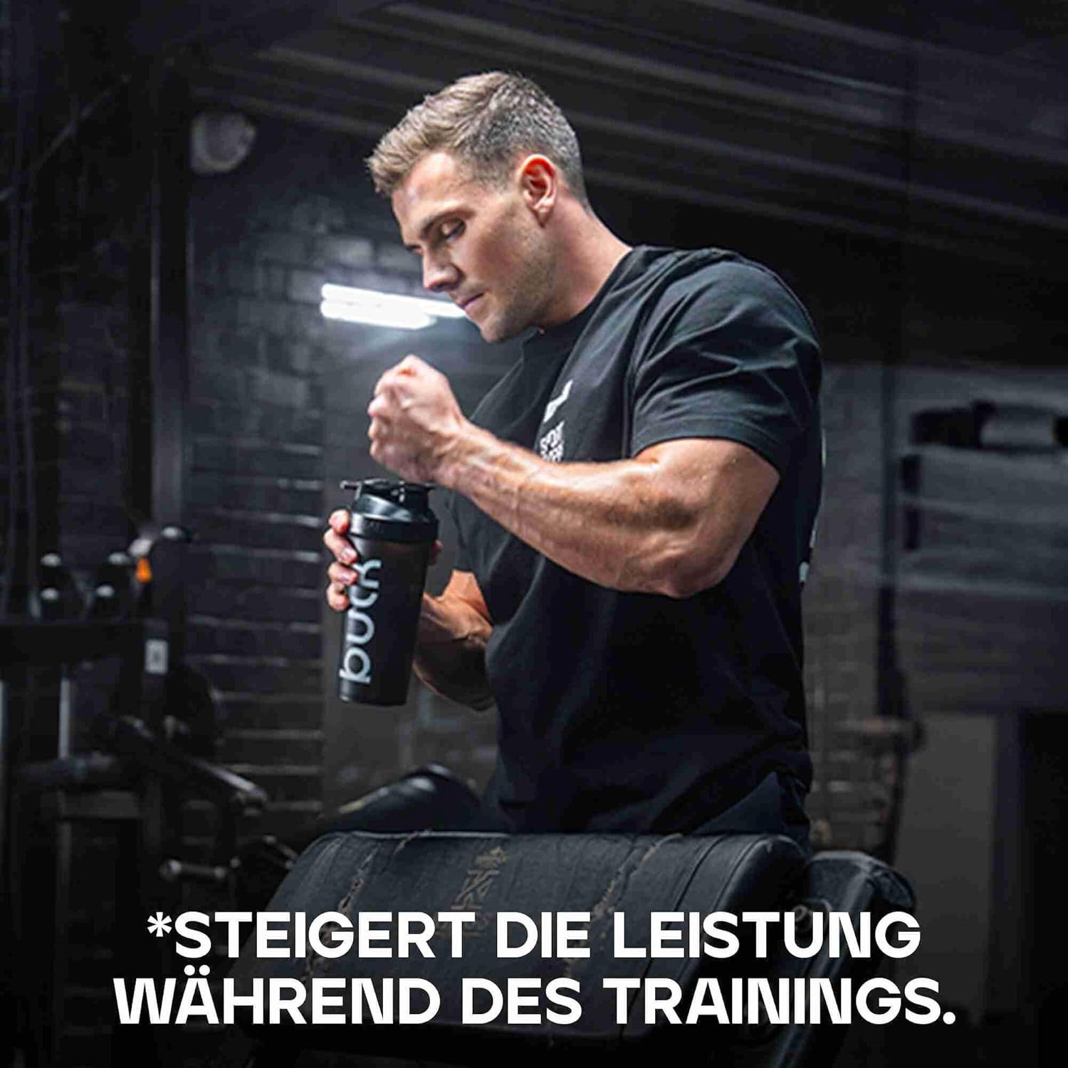 Mann mit Shaker. Text: *STEIGERT DIE LEISTUNG WÄHREND DES TRAININGS.