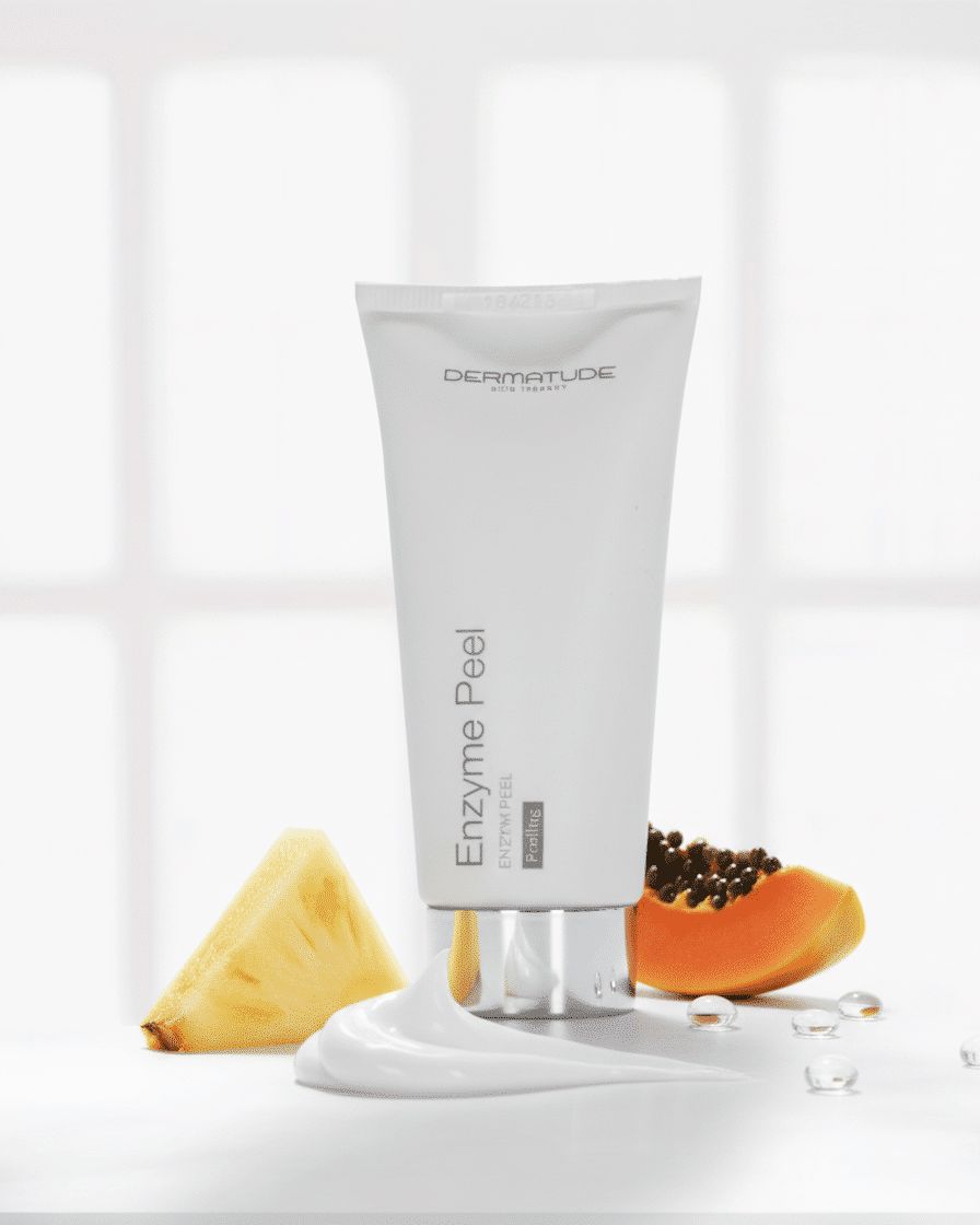 Zwei weiße Schläuche 'Enzyme Peel' und 'Skin Improvement Mask'.
