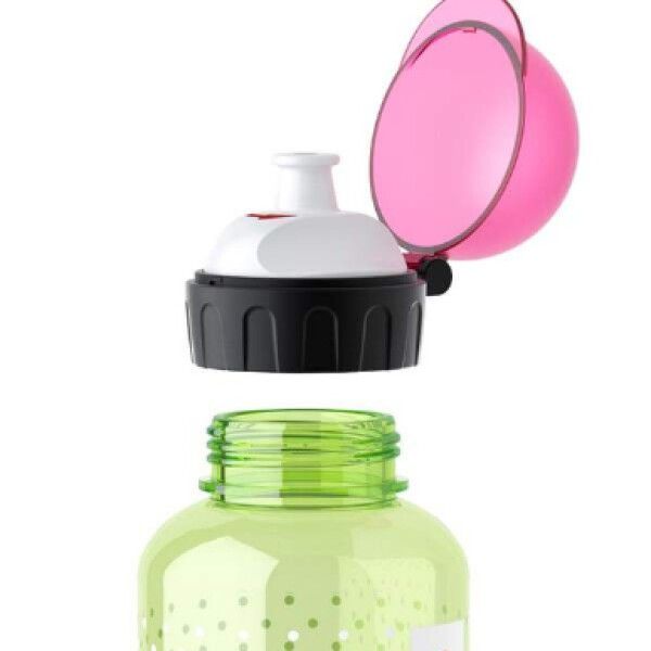 Grüne Trinkflasche mit weißem Deckel und pinkfarbenem Verschluss. Der Deckel ist geöffnet. Der Flaschenkörper ist mit weißen Punkten versehen.