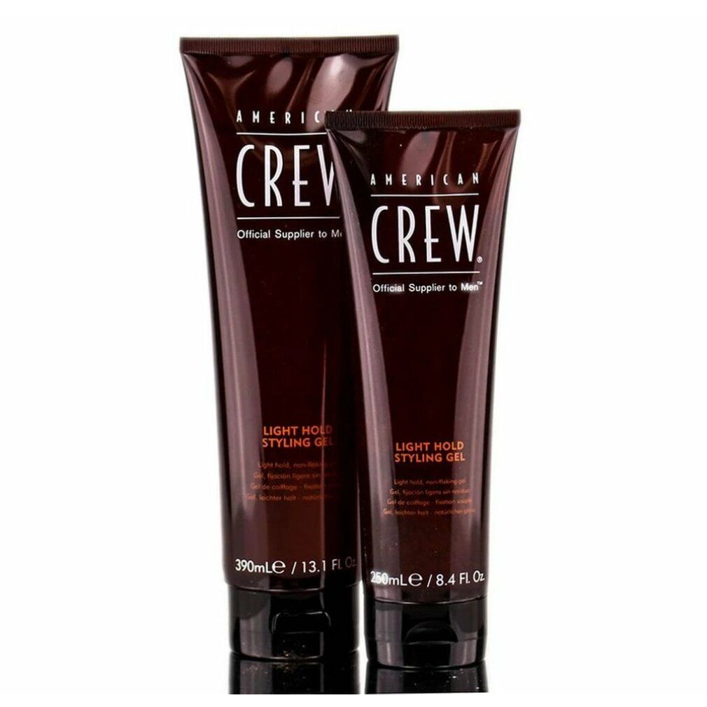 Zwei braune Tuben mit schwarzem Deckel. Aufschrift: AMERICAN CREW, LIGHT HOLD STYLING GEL. Volumen: 390ml/13.1 FL. OZ. und 250ml/8.4 FL. OZ.