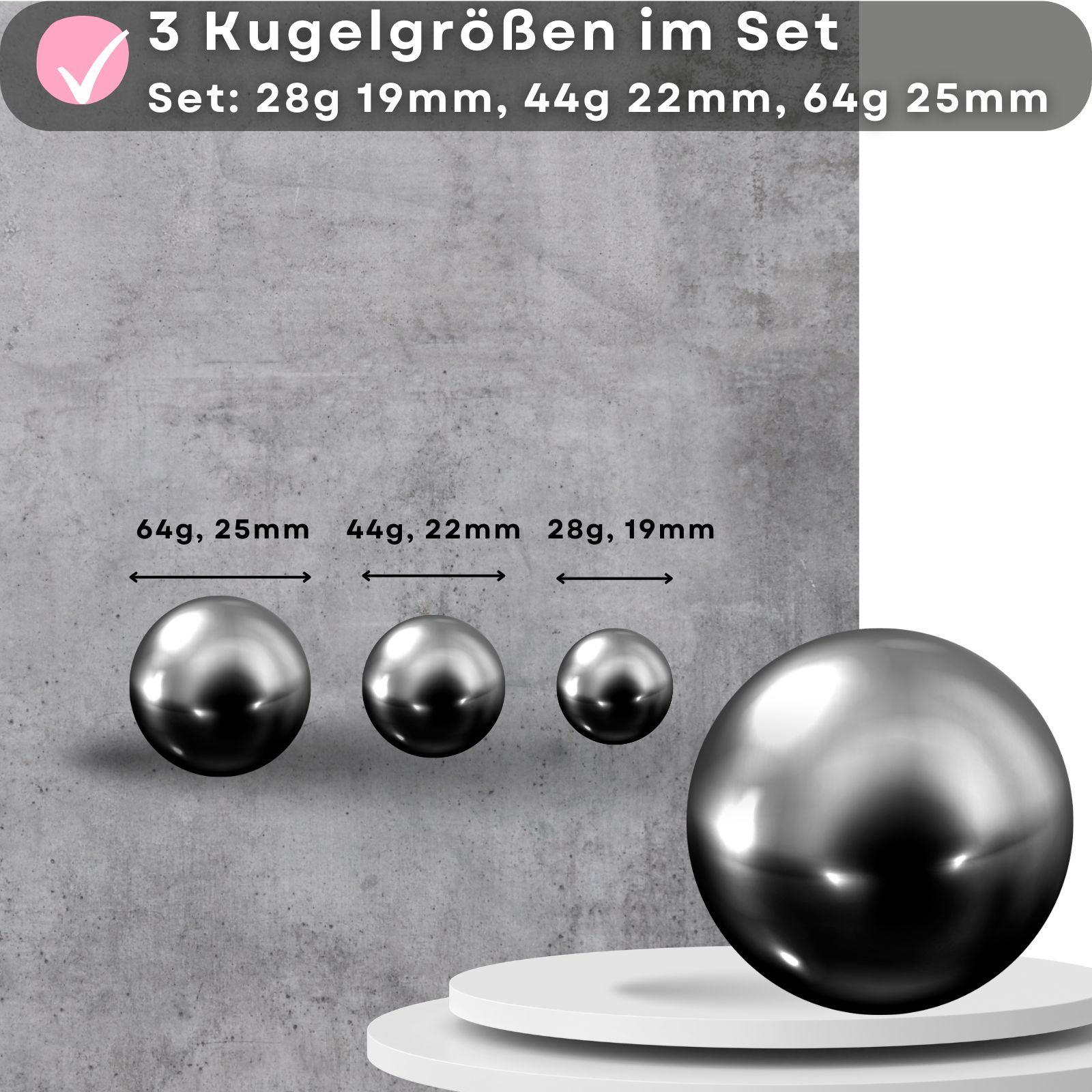 Drei Metallkugeln in verschiedenen Größen. Größenangaben: 28g 19mm, 44g 22mm, 64g 25mm. Auf Podest.