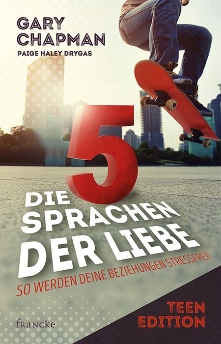 Buchcover: "Die 5 Sprachen der Liebe Teen Edition". Titel und Autorennamen. Roter 3D-Zahl "5". Teenager auf Skateboard. Verlag "francke".