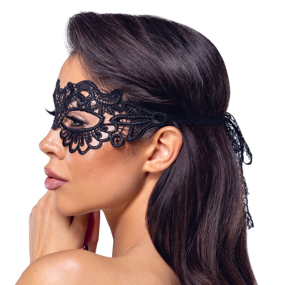 Schwarze Augenmaske aus Spitze. Die Maske bedeckt die Augenpartie und ist mit einem Band am Hinterkopf befestigt. Seitenansicht einer Frau.