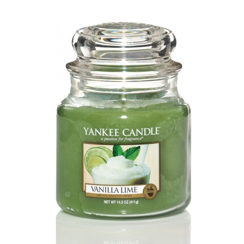 Grüne Kerze im Glas mit Deckel. Etikett mit Limetten- und Vanille-Motiv. Aufschrift: Vanilla Lime. Glasbehälter.