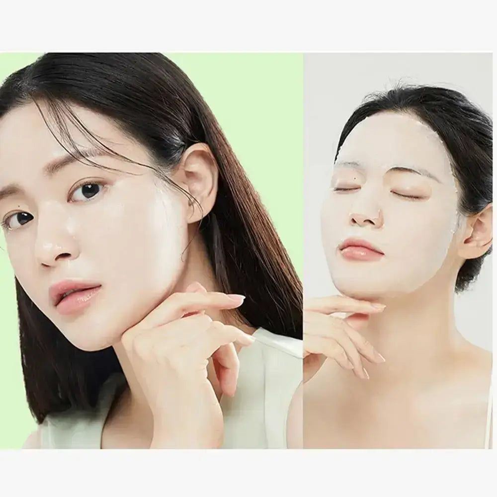 Zwei Frauen, eine ohne und eine mit Gesichtsmaske. Hautpflegeprodukt.