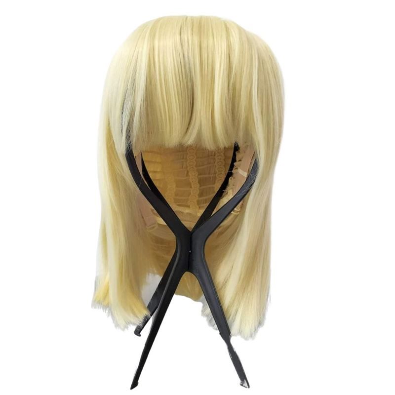 Schwarzer Perückenhalter mit blondem Bob-Haar. Der Halter hat ein X-förmiges Design mit vier Beinen. Die Perücke bedeckt den Halter.