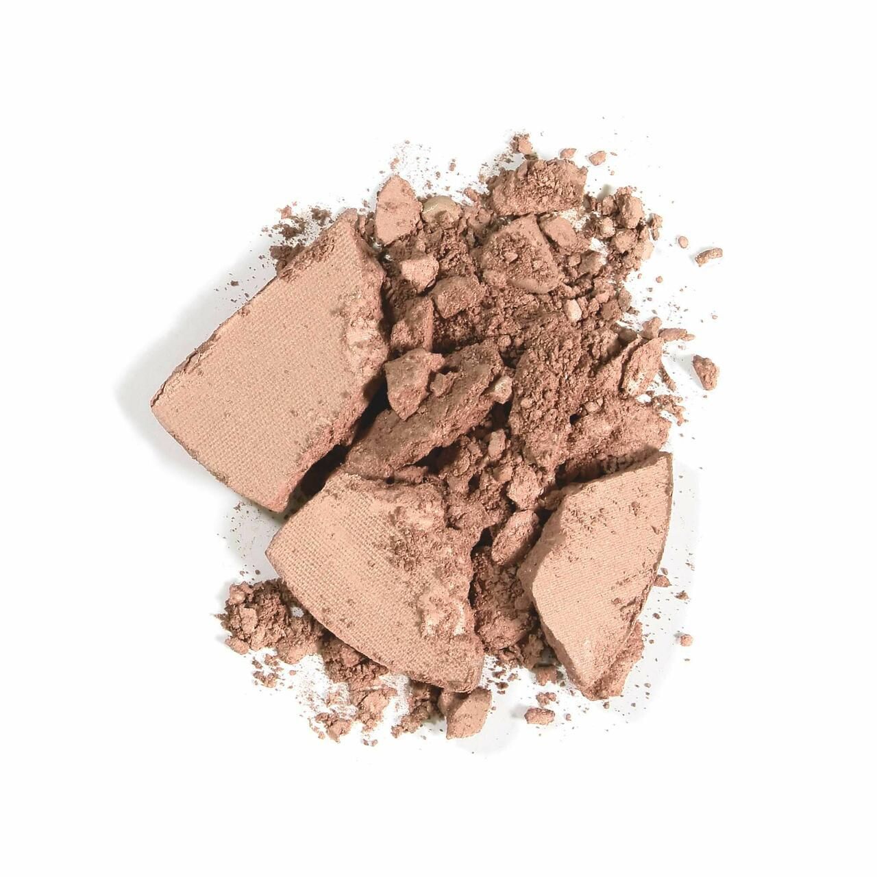 Zerkrümeltes, hellbraunes Eyeshadow-Puder. Einzelne Bruchstücke und feines Puder auf weißem Hintergrund.