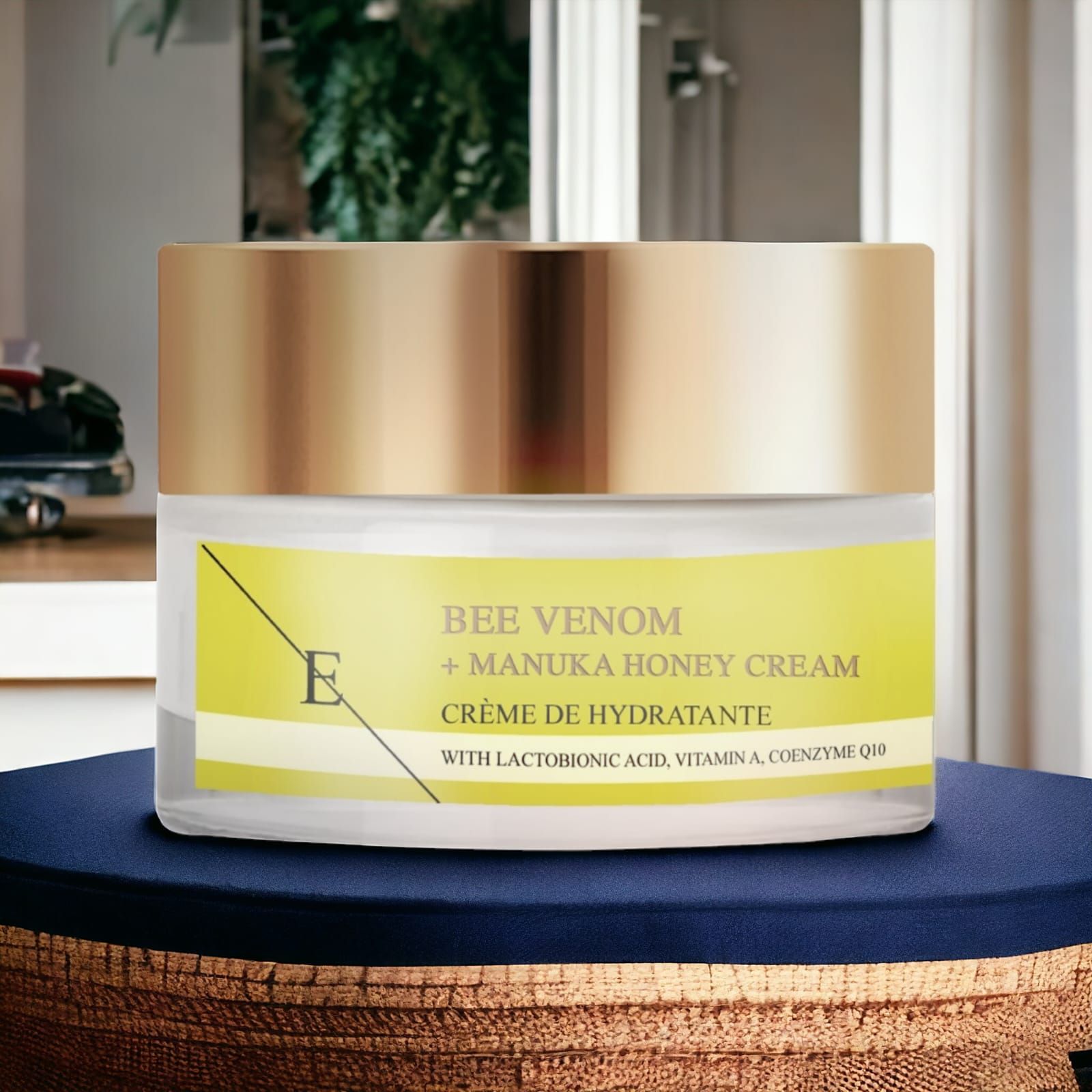 Creme-Glas mit goldfarbenem Deckel und gelbem Etikett. Text: Bienengift + Manuka Honig Creme. Mit Lactobionsäure, Vitamin A, Coenzym Q10.