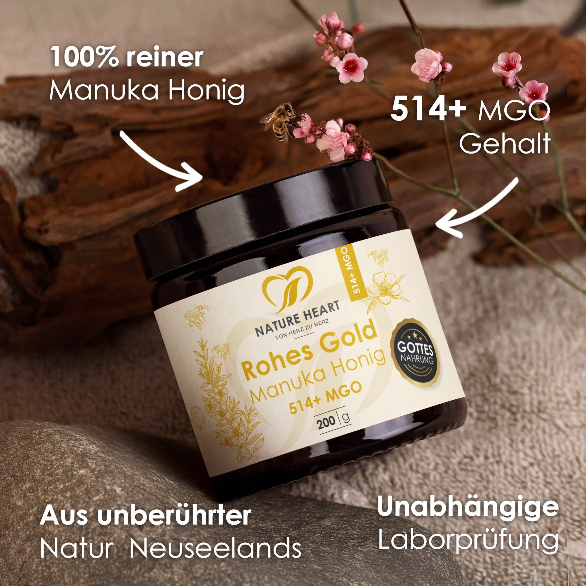 Honigglas mit Etikett. Text: "Rohes Gold Manuka Honig 514+ MGO", Logo, "Gottes Nahrung" Siegel. Pfeile zeigen auf "100% reiner Manuka Honig" und "514+ MGO".