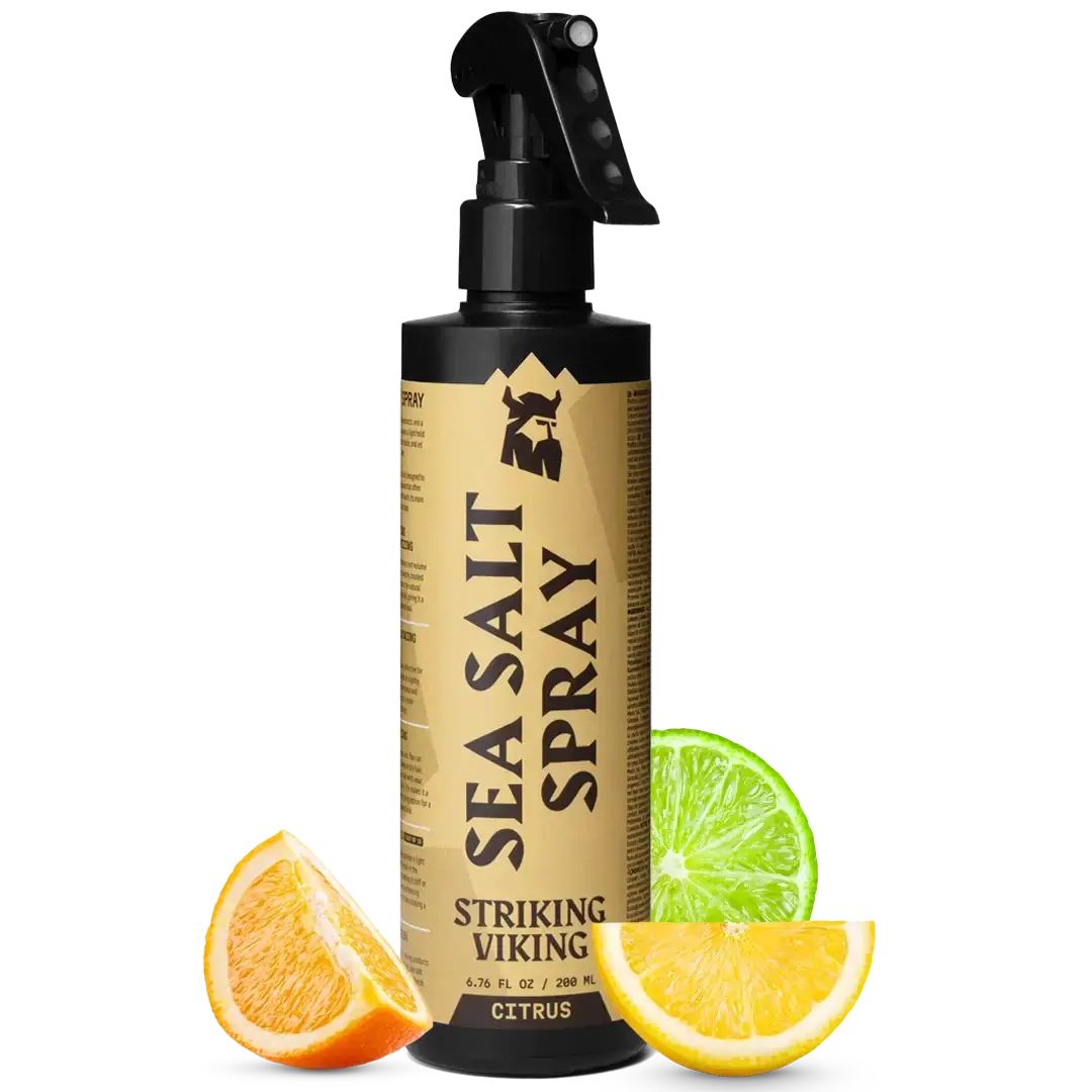 Schwarze Sprühflasche mit Aufschrift SEA SALT SPRAY. Darunter: STRIKING VIKING, CITRUS. Daneben: Zitronen- und Orangenscheiben.