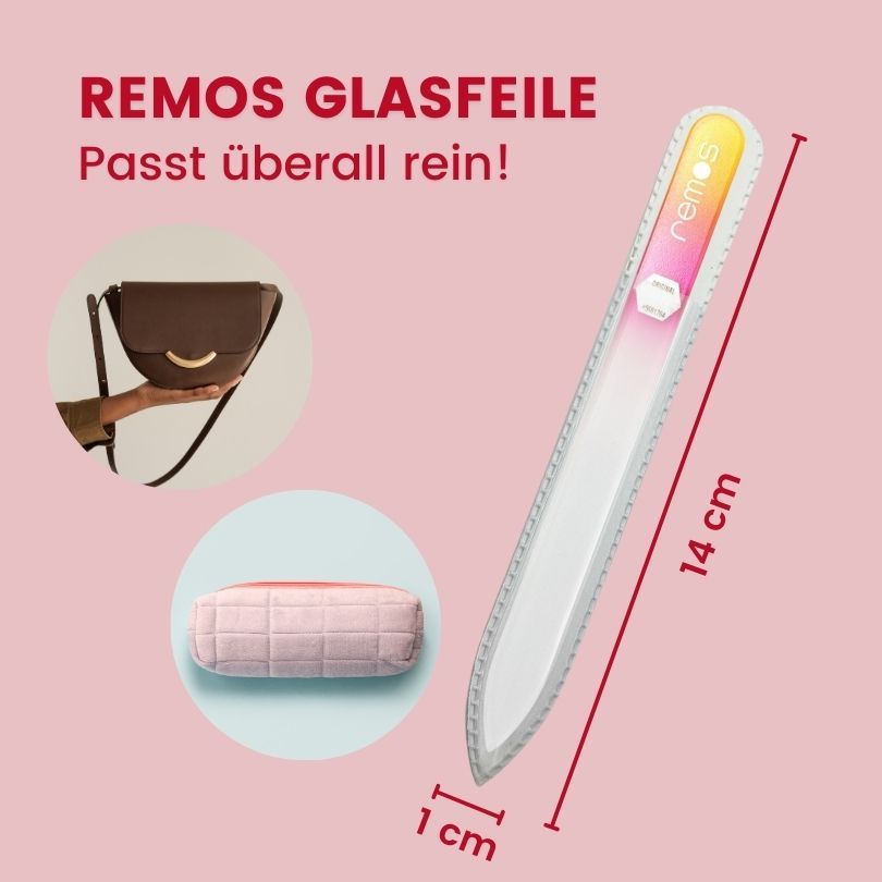 Glasnagelfeile mit Etui. Text: Passt überall rein! Maße: 14 cm lang, 1 cm breit. Gezeigt mit Handtasche und Brillenetui.