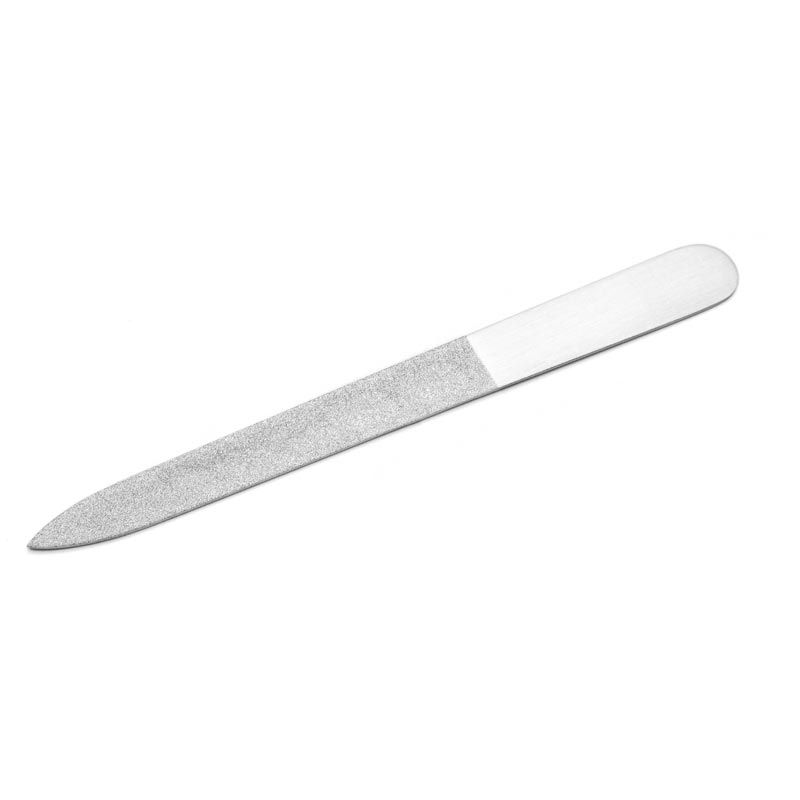 Nagelfeile mit grober und feiner Seite. Silberfarbenes Metall, abgerundete Spitze. Auf weißem Hintergrund.