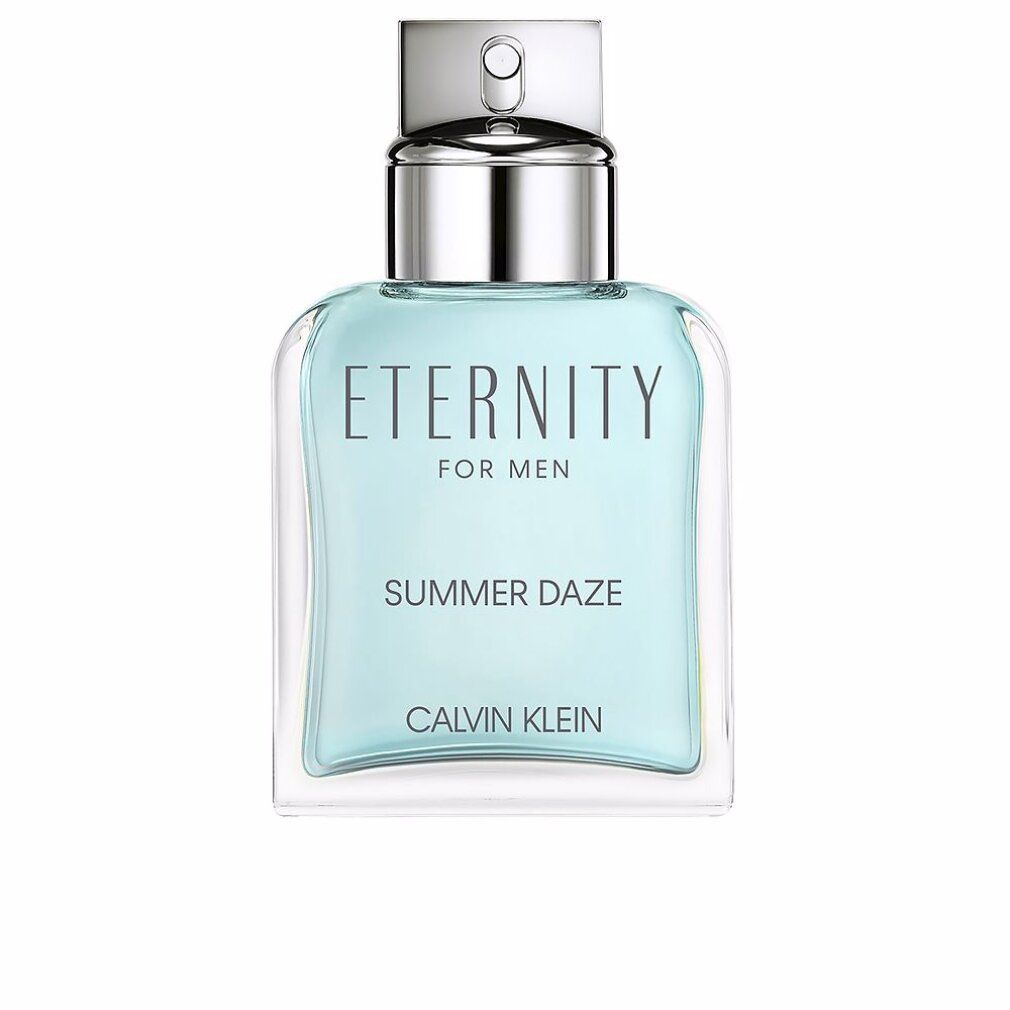 Hellblaues Parfümflakon mit silbernem Zerstäuber. Aufschrift "Eternity for Men Summer Daze" und "Calvin Klein".