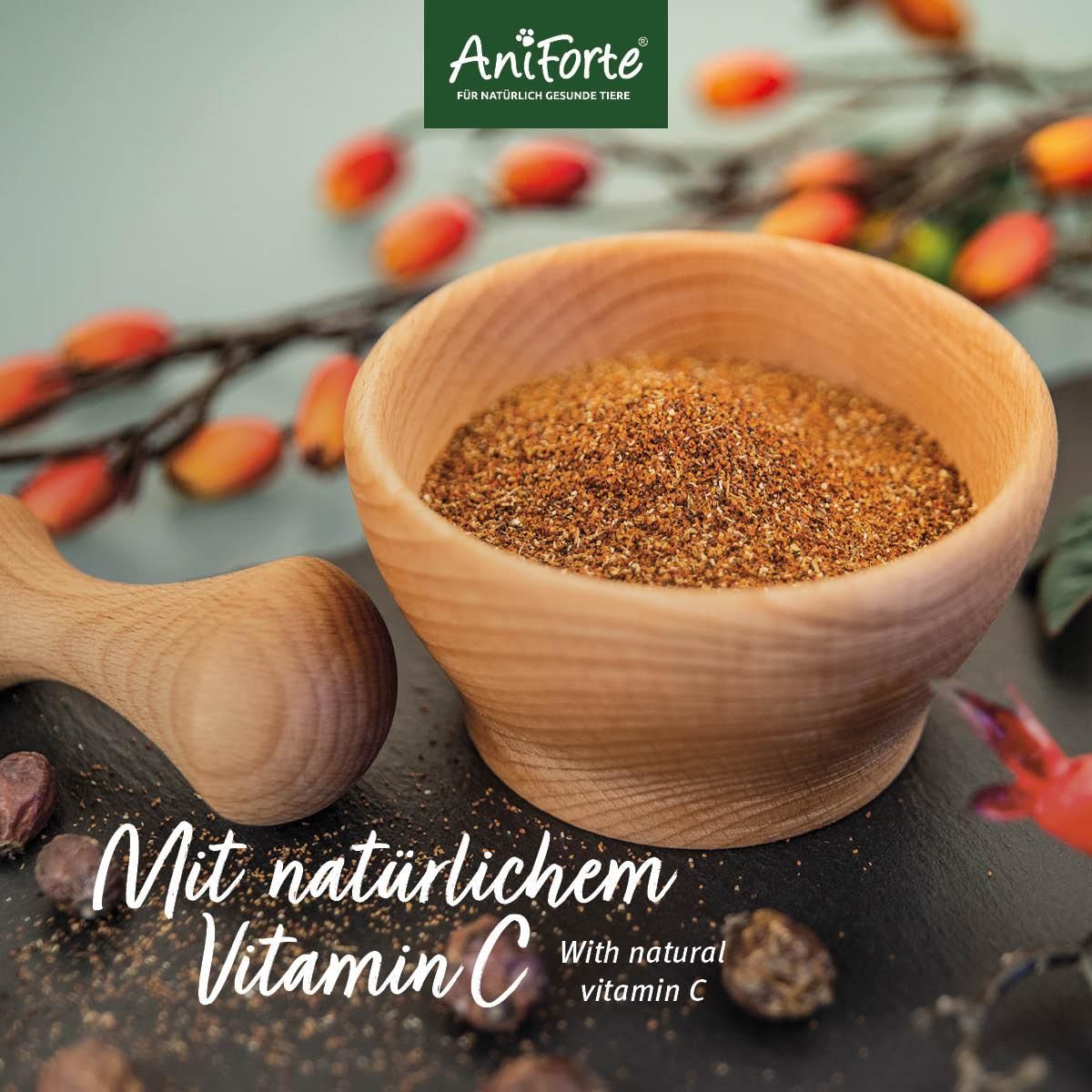 Holzschale mit Pulver, daneben ein Mörser. Text: Mit natürlichem Vitamin C.