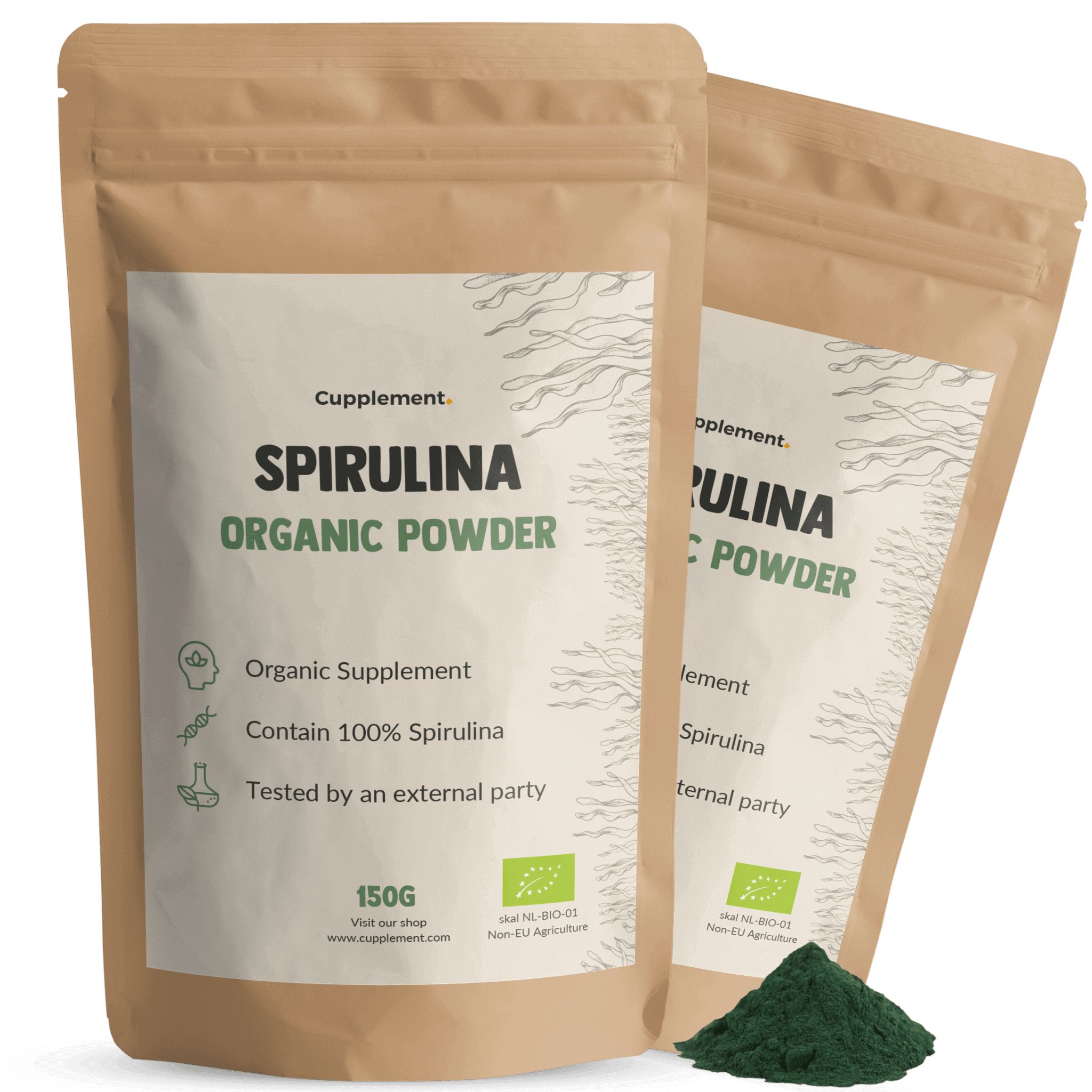 Zwei Beutel Cupplement Spirulina BIO. Braune Verpackung mit weißem Etikett. Grünes Pulver daneben.