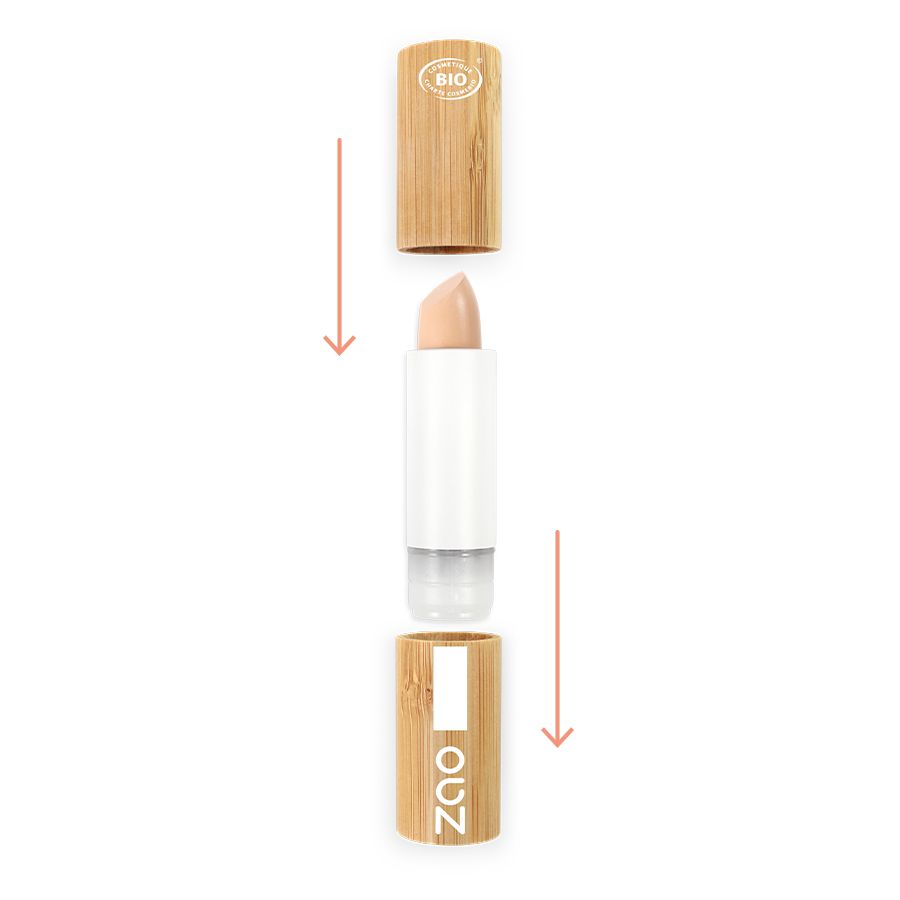 Concealer-Stick, teilweise zerlegt. Bambus-Hülle, weißer Stick, helle Farbe. Bio-Zertifizierung sichtbar.