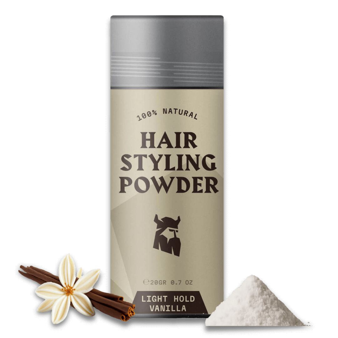 Haarstyling-Puder in Dose. Aufschrift: Hair Styling Powder, Light Hold Vanilla. Daneben Vanilleschote, Blüte und Puderhaufen.
