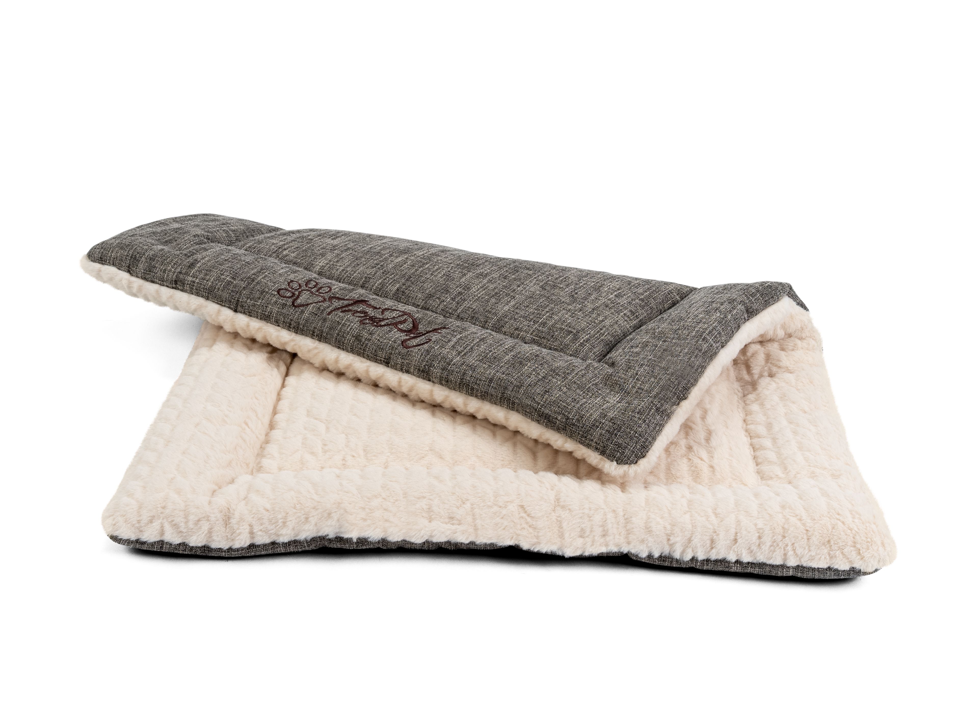 Gefütterte Liegedecke, zweifarbig. Oberseite grau, Unterseite cremefarben. Mit Logo-Stickerei.