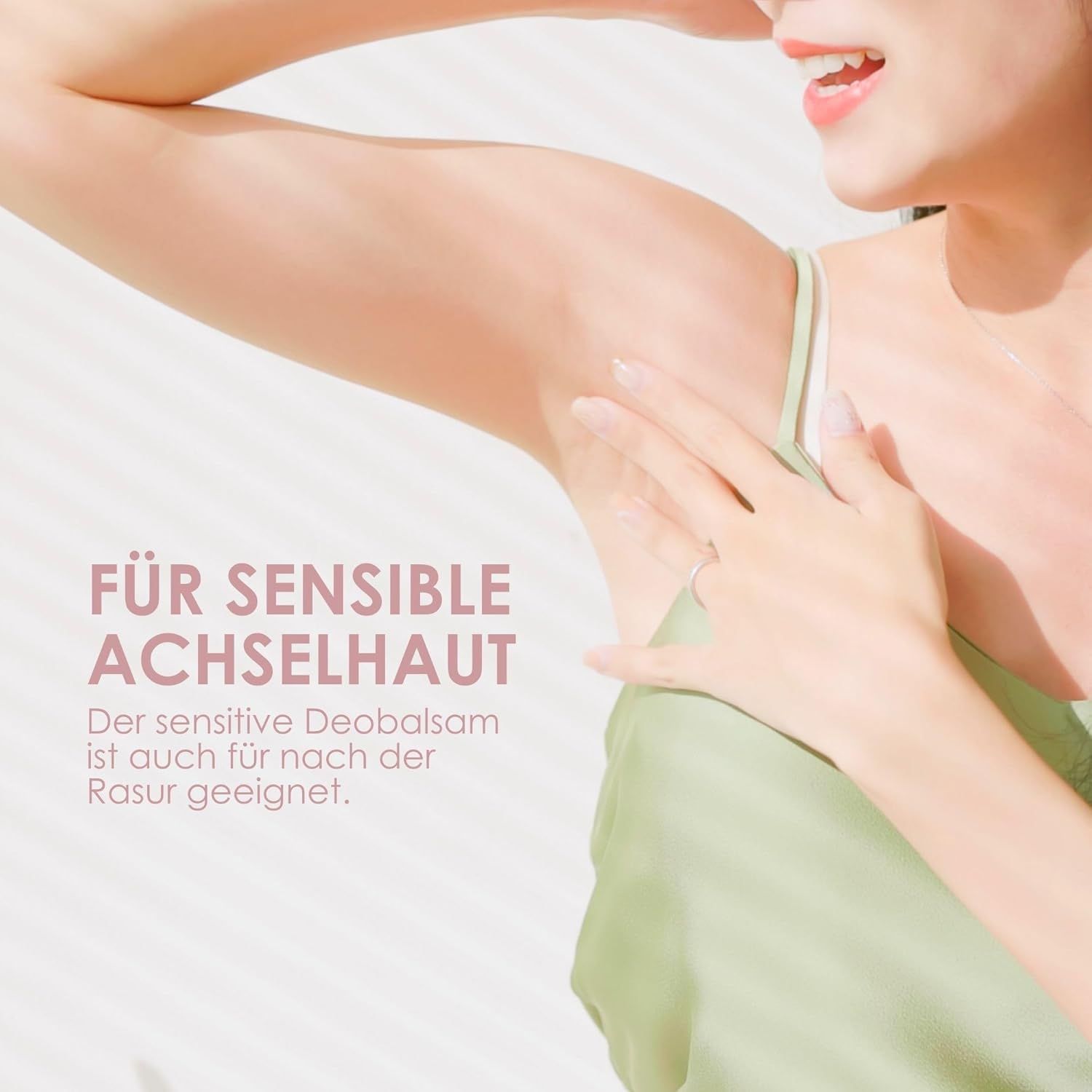 Arm einer Person, die Deobalsam aufträgt. Hautpflege für sensible Achselhaut. Text: Der sensitive Deobalsam ist auch für nach der Rasur geeignet.