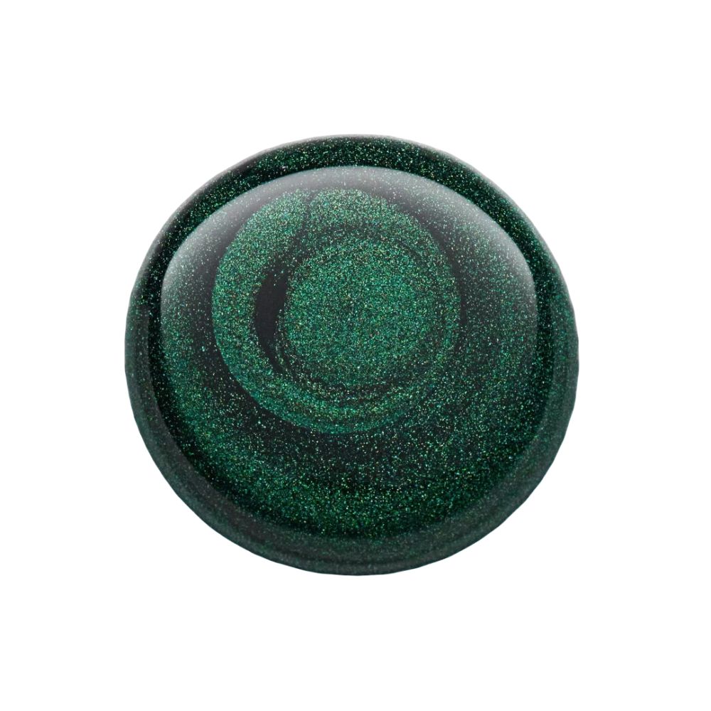 Dunkelgrüner Nagellack, von oben betrachtet. Glänzende Oberfläche mit Wirbelmuster.