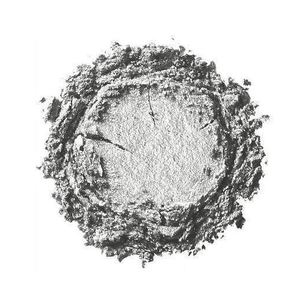 Kreisförmiger, zerbröselter silberner Lidschatten auf weißem Hintergrund.