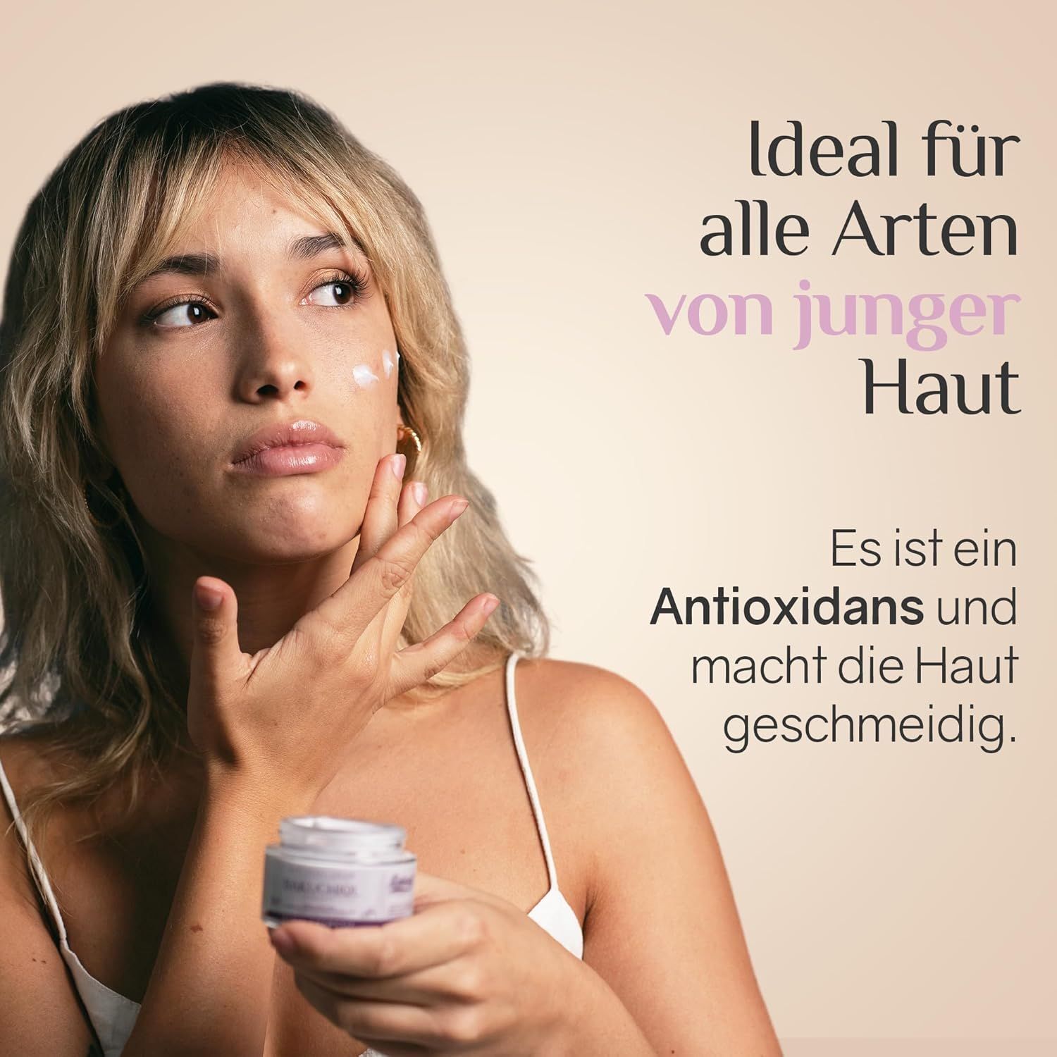 Junge Frau trägt Creme auf. Text: Ideal für alle Arten von junger Haut. Es ist ein Antioxidans und macht die Haut geschmeidig.